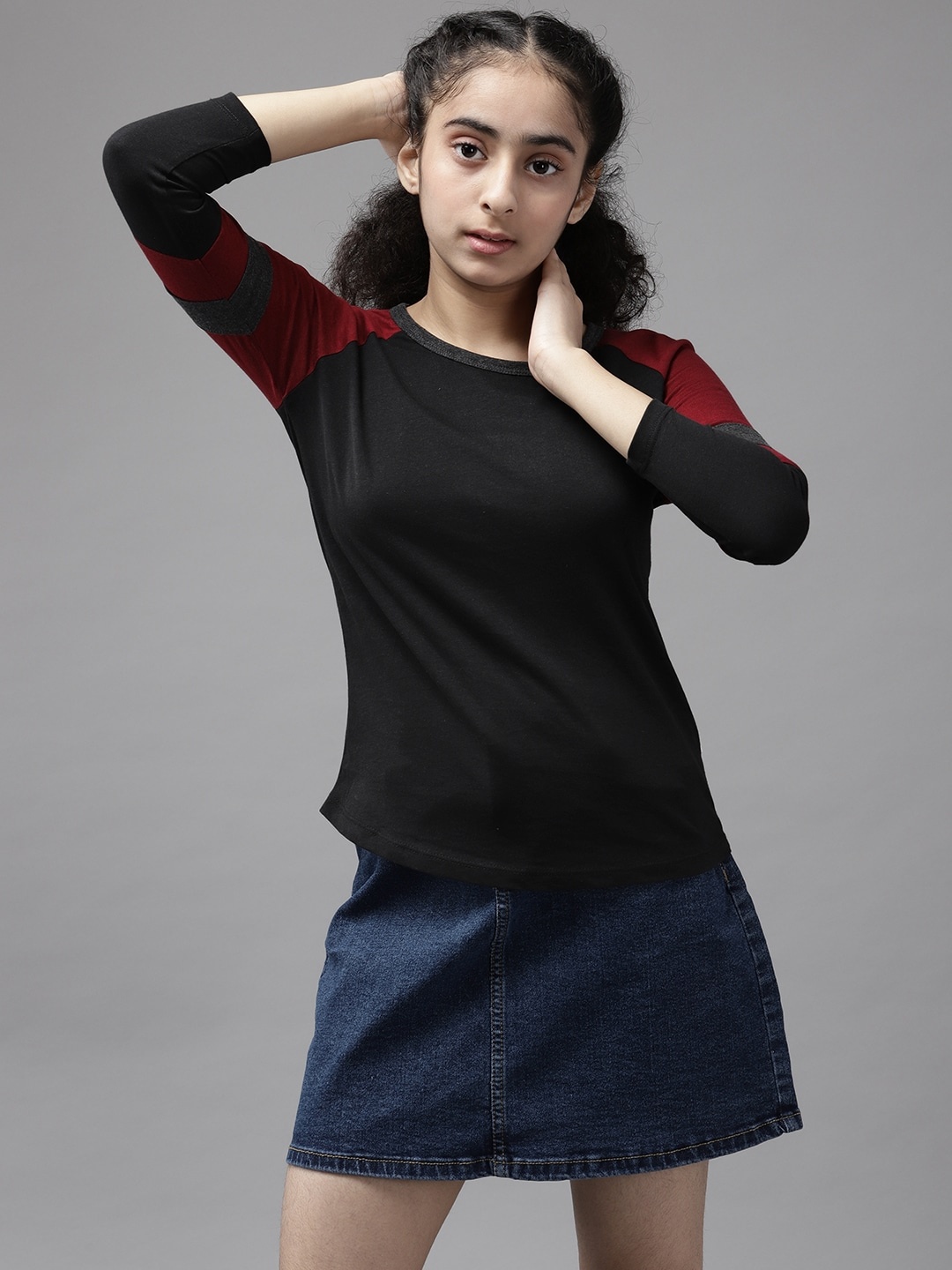 

UTH by Roadster Girls Black & Maroon Solid T-shirt