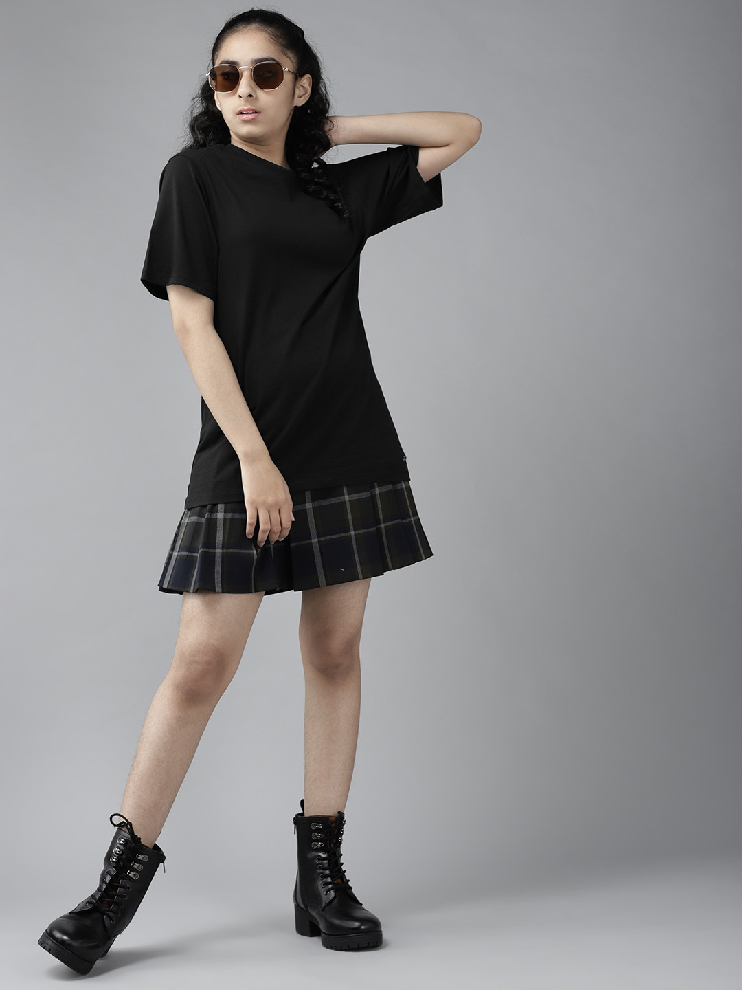 

UTH by Roadster Girls Black Solid Pure Cotton Drop Shoulder Sleeves T-shirt