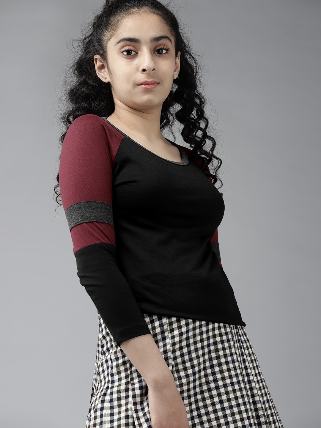 

UTH by Roadster Girls Black & Burgundy Pure Cotton T-shirt