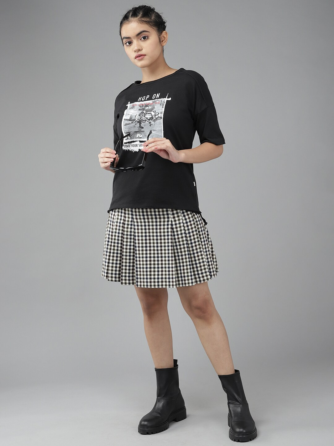 

UTH by Roadster Girls Black & White Printed Pure Cotton T-shirt