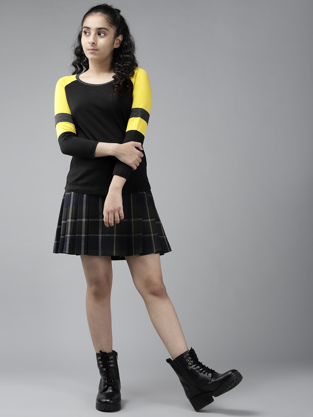 

UTH by Roadster Girls Black & Yellow Solid T-shirt