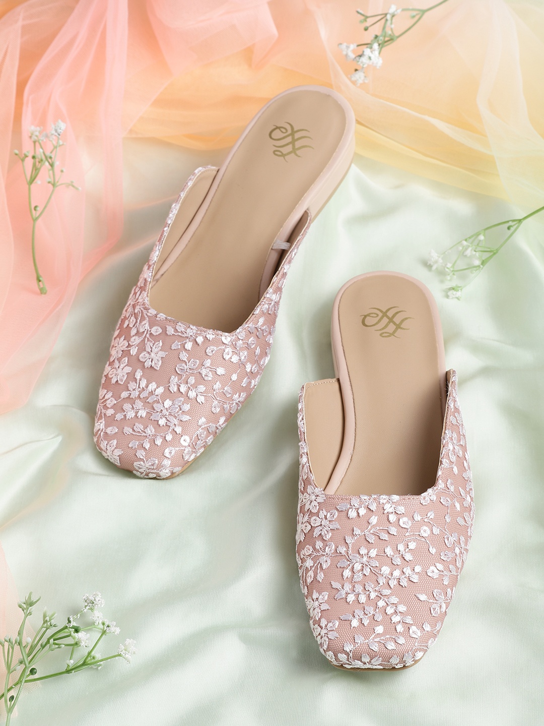 

House of Pataudi Women Pink & White Embroidered Handcrafted Ethnic Mules