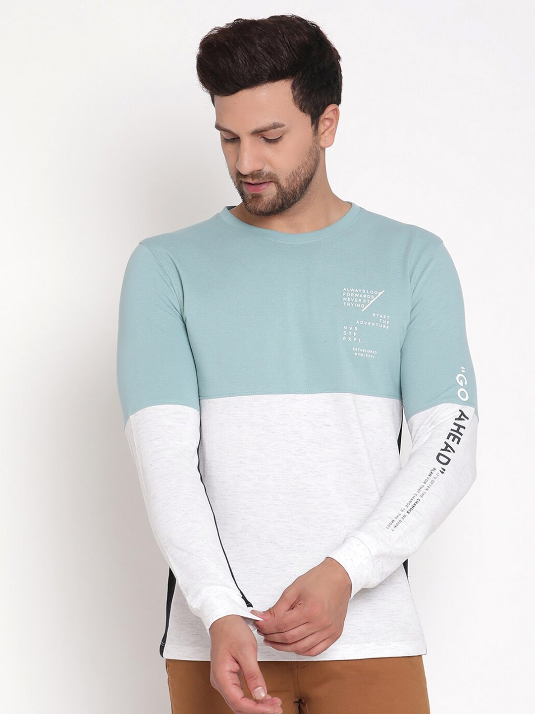 

METTLE Men Blue & White Colourblocked T-shirt
