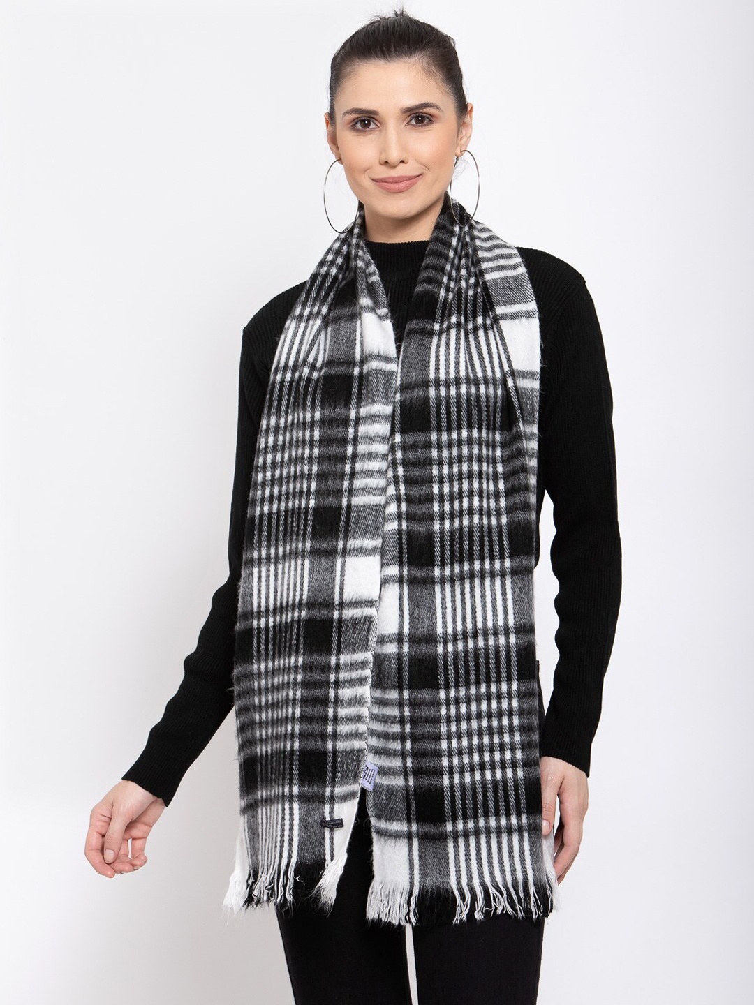 

513 Women Black & White Checked Woven Muffler