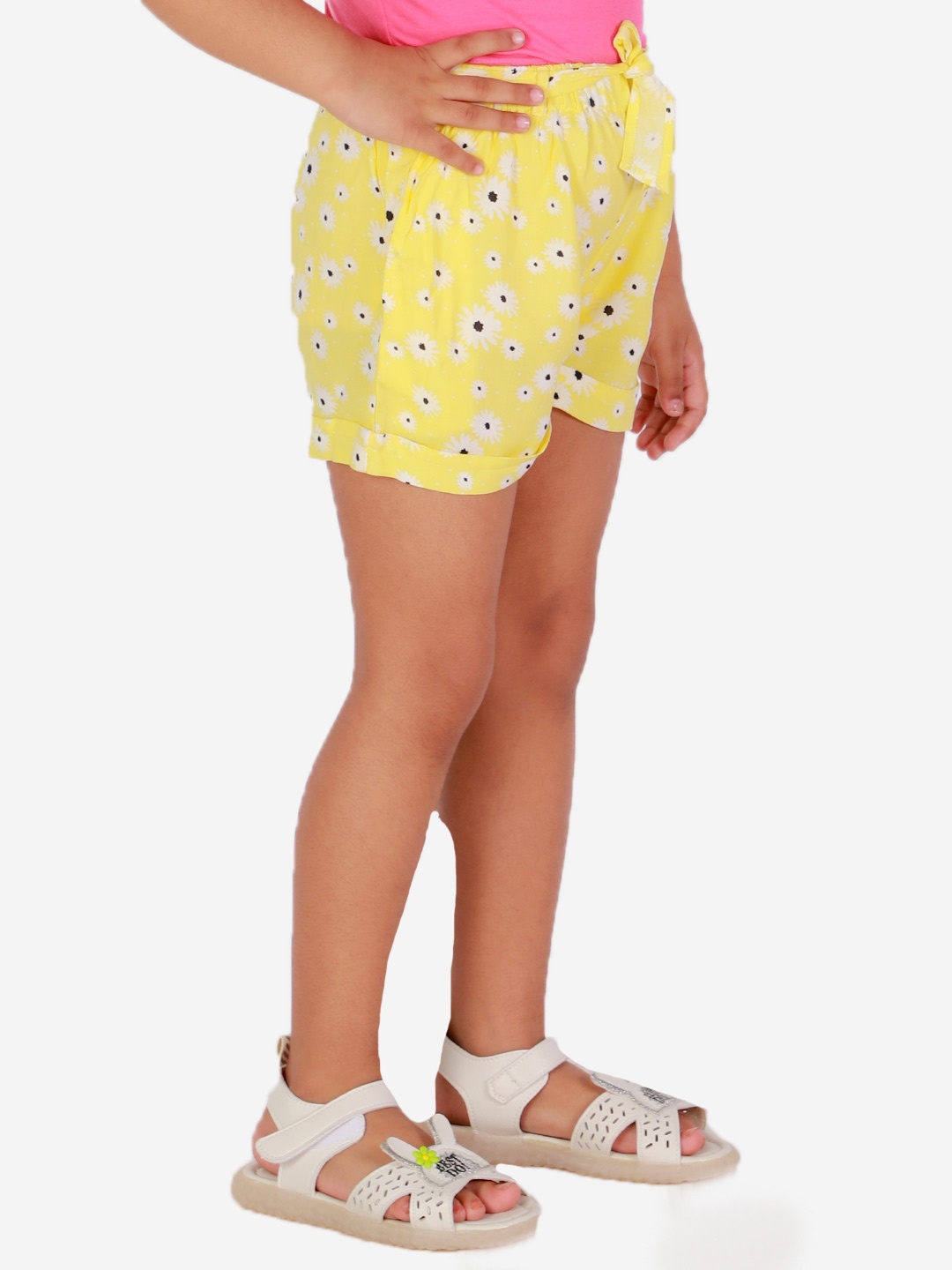 

Superminis Girls Yellow & White Floral Printed Regular Shorts