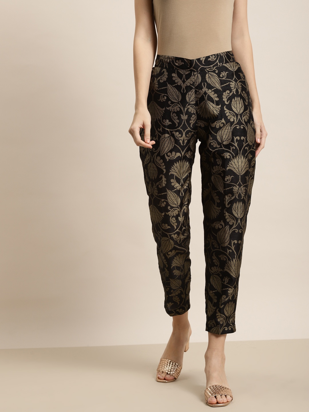 

Shae by SASSAFRAS Women Black Floral Printed Tapered Fit Easy Wash Cigerette Trousers