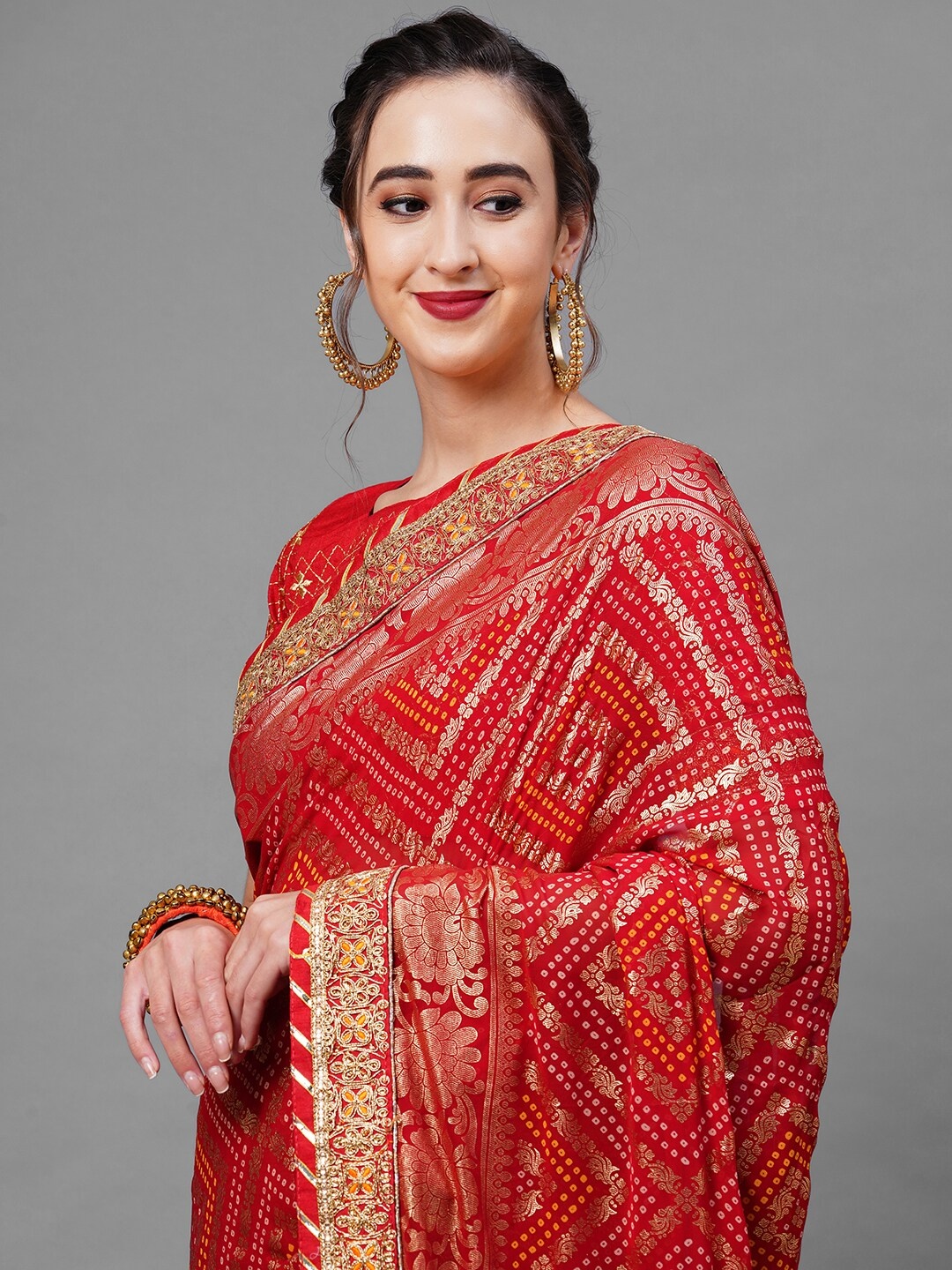 

Mitera Red & Gold-Toned Woven Design Bandhani Saree