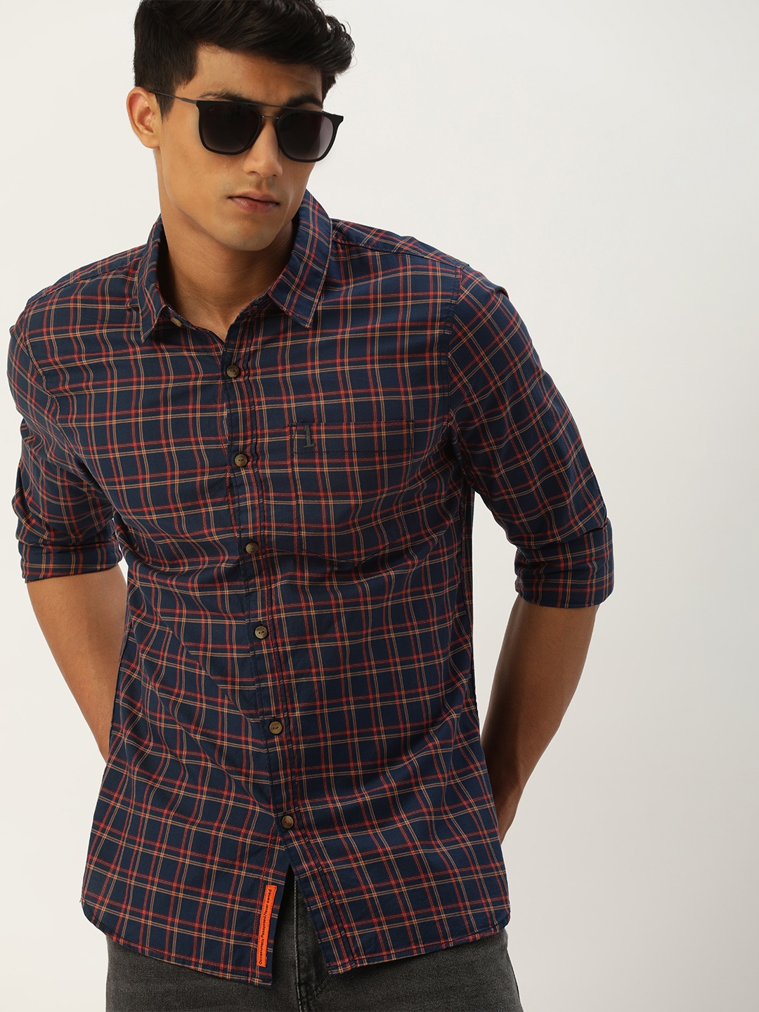 

SINGLE Men Navy Blue & Red Slim Fit Checked Casual Shirt