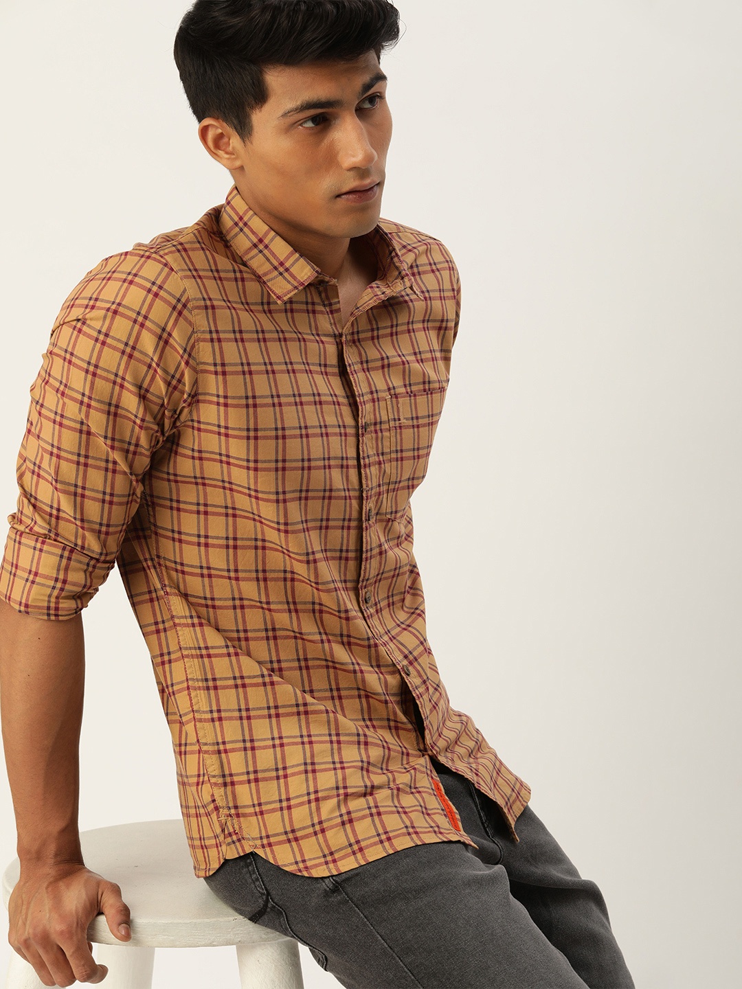 

SINGLE Men Beige & Red Slim Fit Checked Casual Shirt