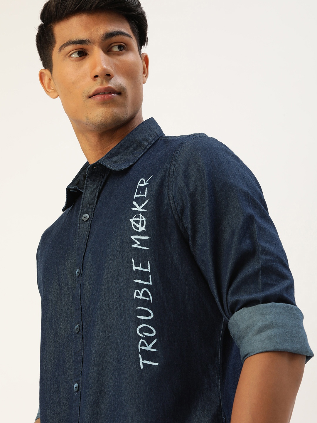 

SINGLE Men Navy Blue & White Slim Fit Typography Print Pure Cotton Chambray Casual Shirt