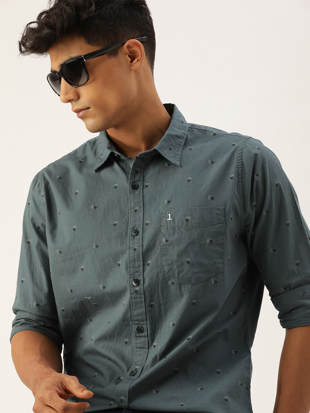 

SINGLE Men Grey & Black Slim Fit Opaque Printed Casual Shirt