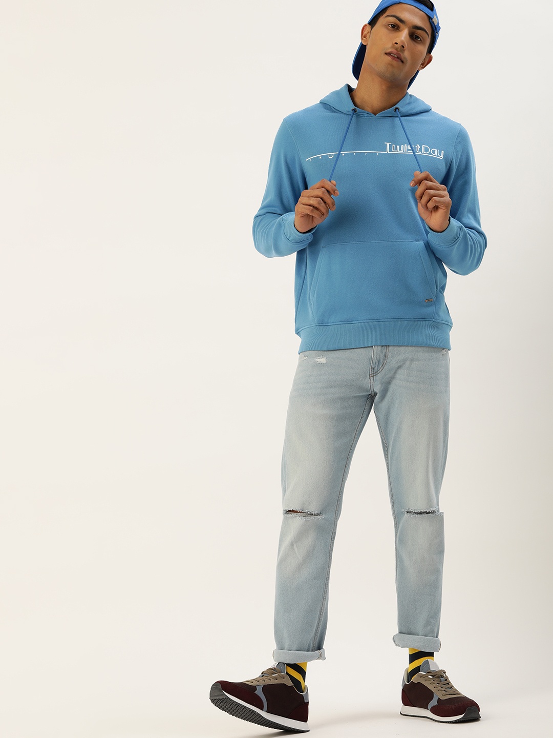

SINGLE Men Blue & White Printed Slim Fit Hooded Sweatshirt