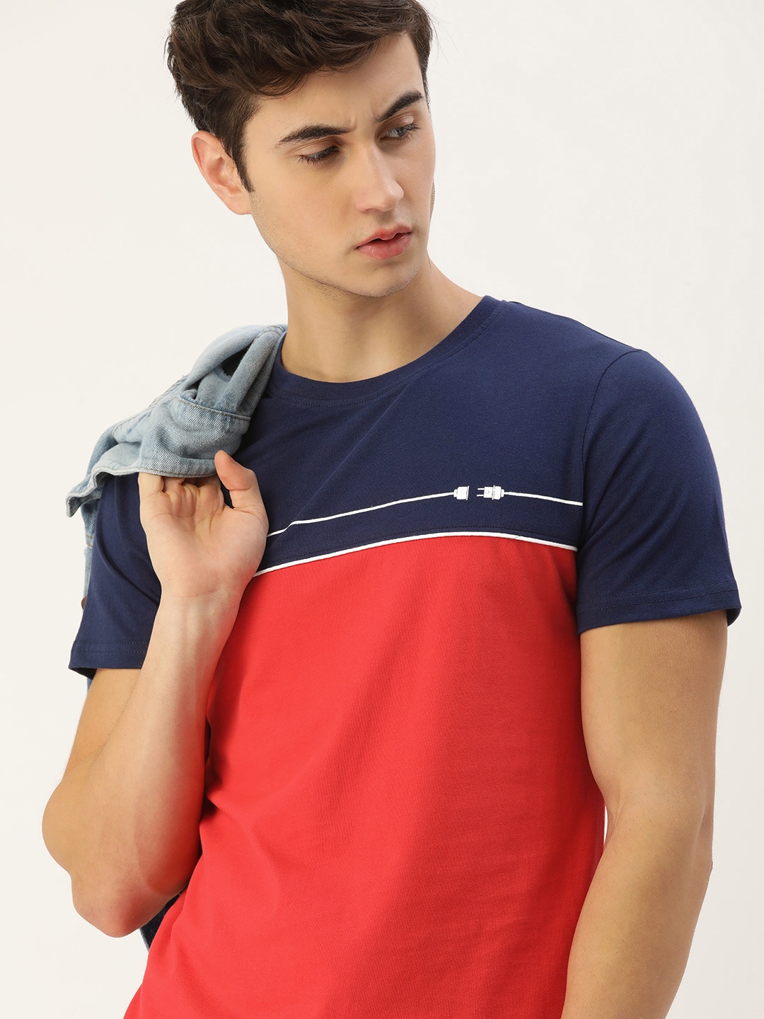 

SINGLE Men Red & Navy Blue Colourblocked Slim Fit T-shirt