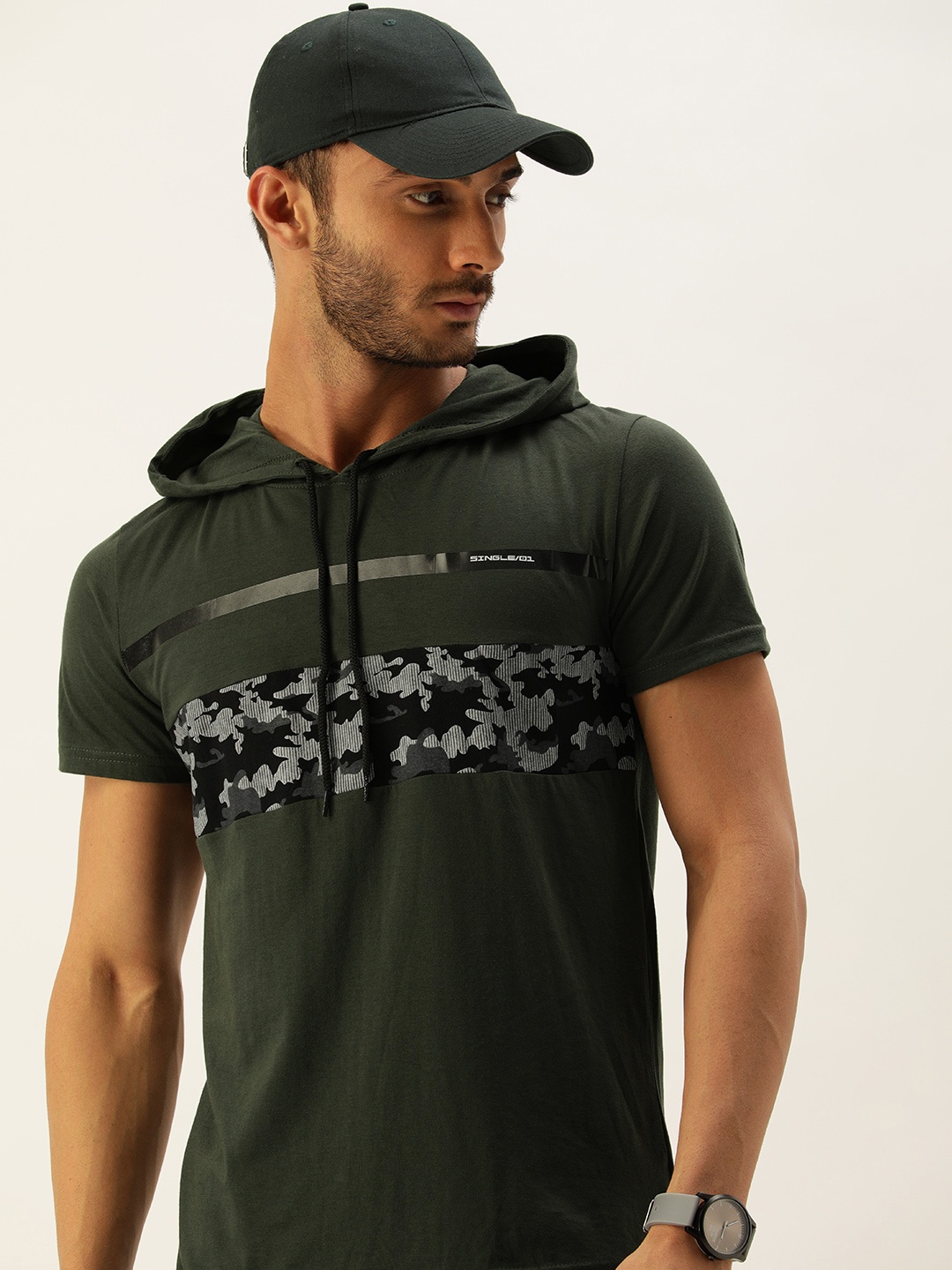 

SINGLE Men Olive Green & Black Camouflage Printed Slim Fit T-shirt