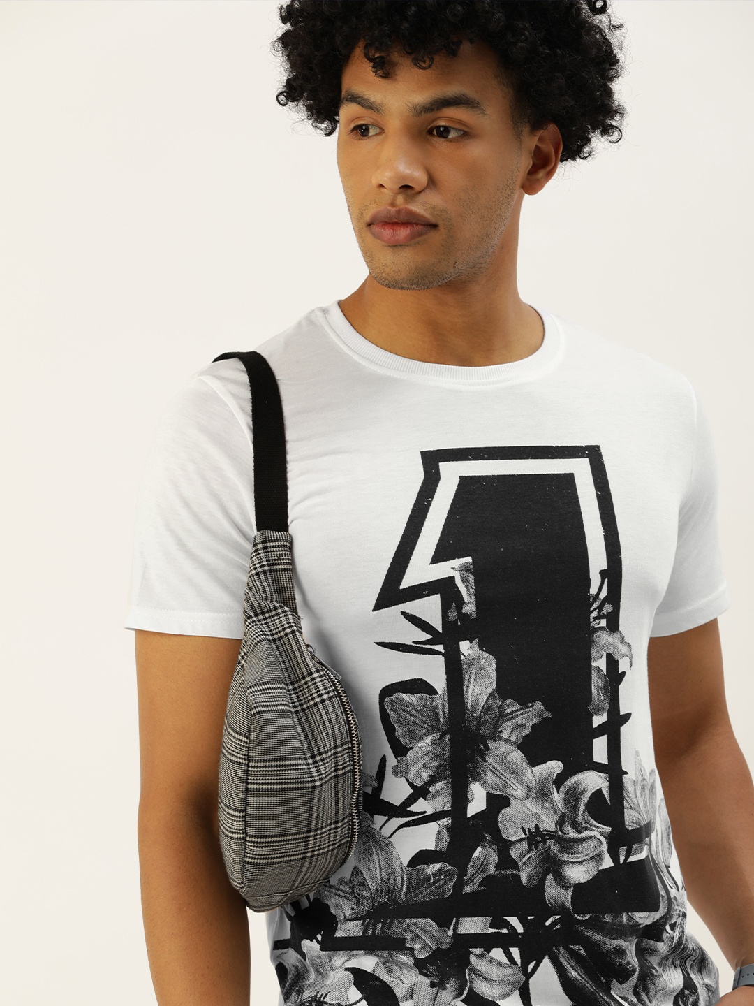 

SINGLE Men White & Black Floral Printed Printed Slim Fit T-shirt