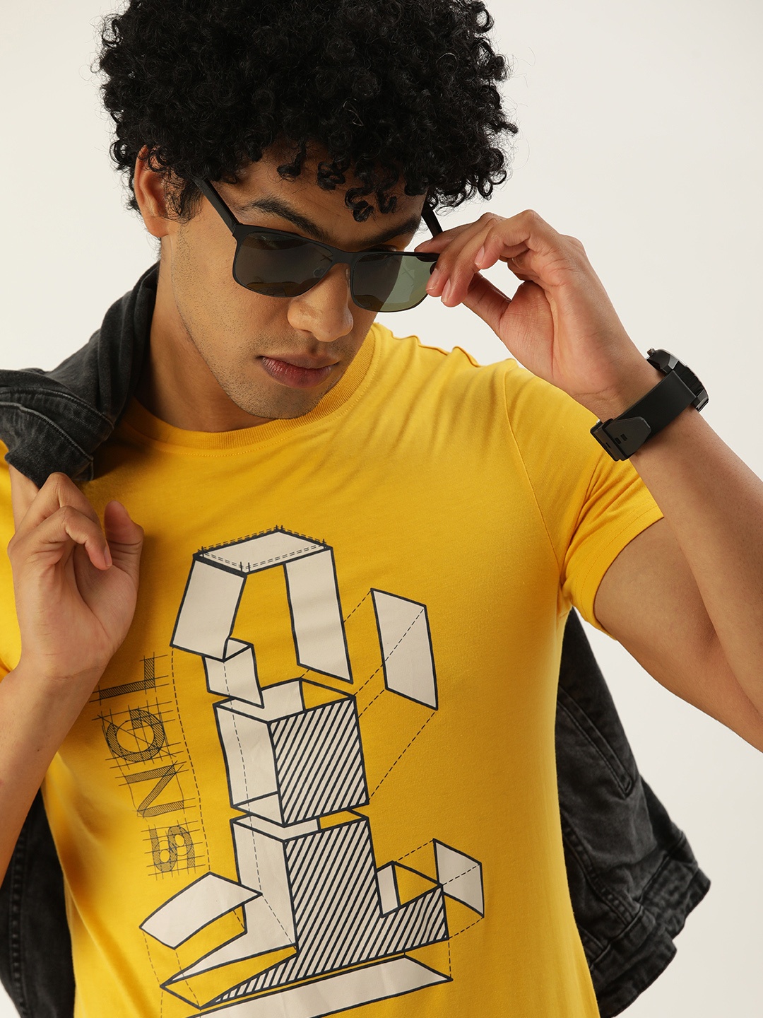 

SINGLE Men Yellow Solid Round Neck Slim Fit T-shirt With White Geometric Print