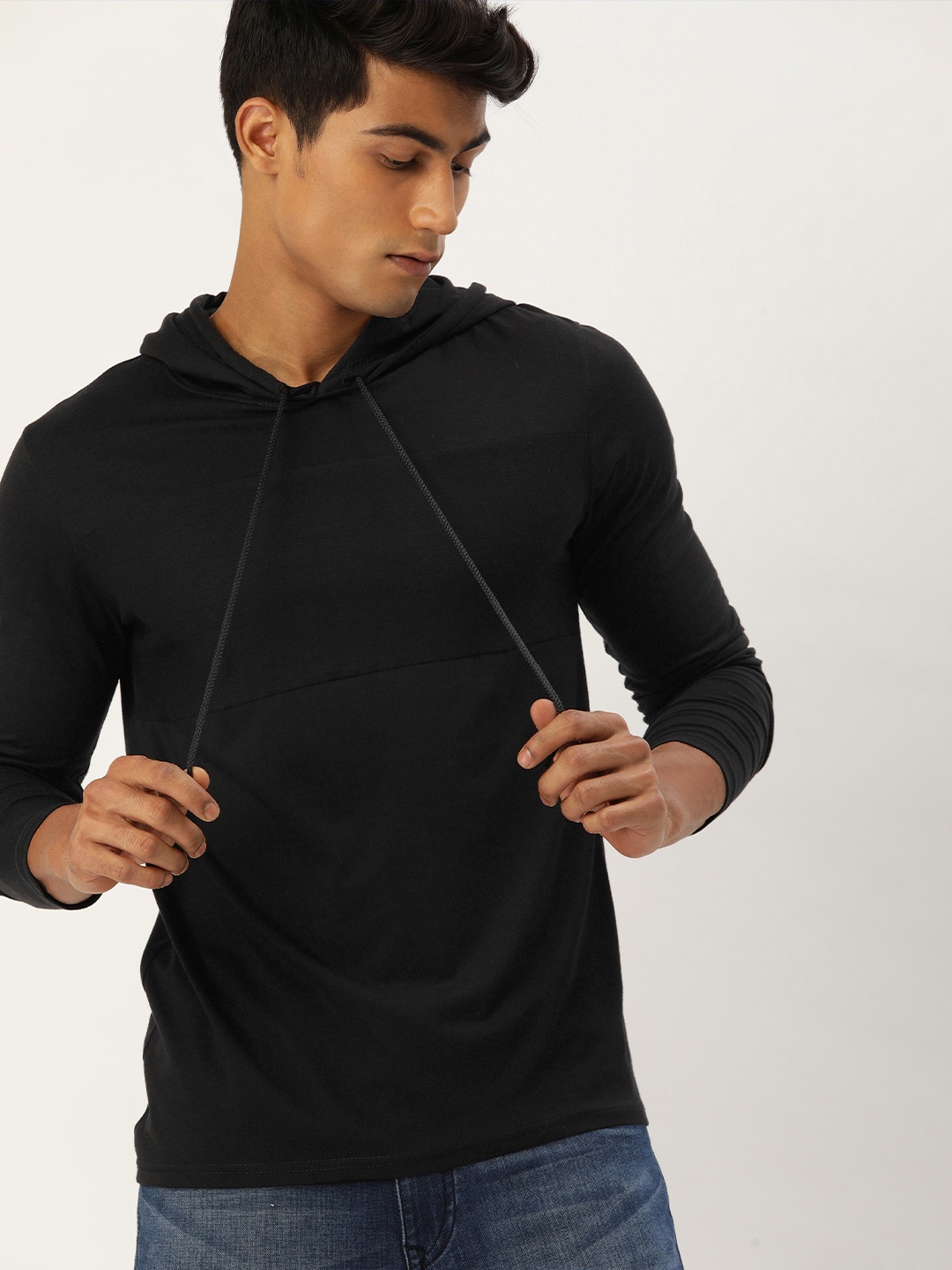 

SINGLE Men Black Solid Hooded Slim Fit T-shirt