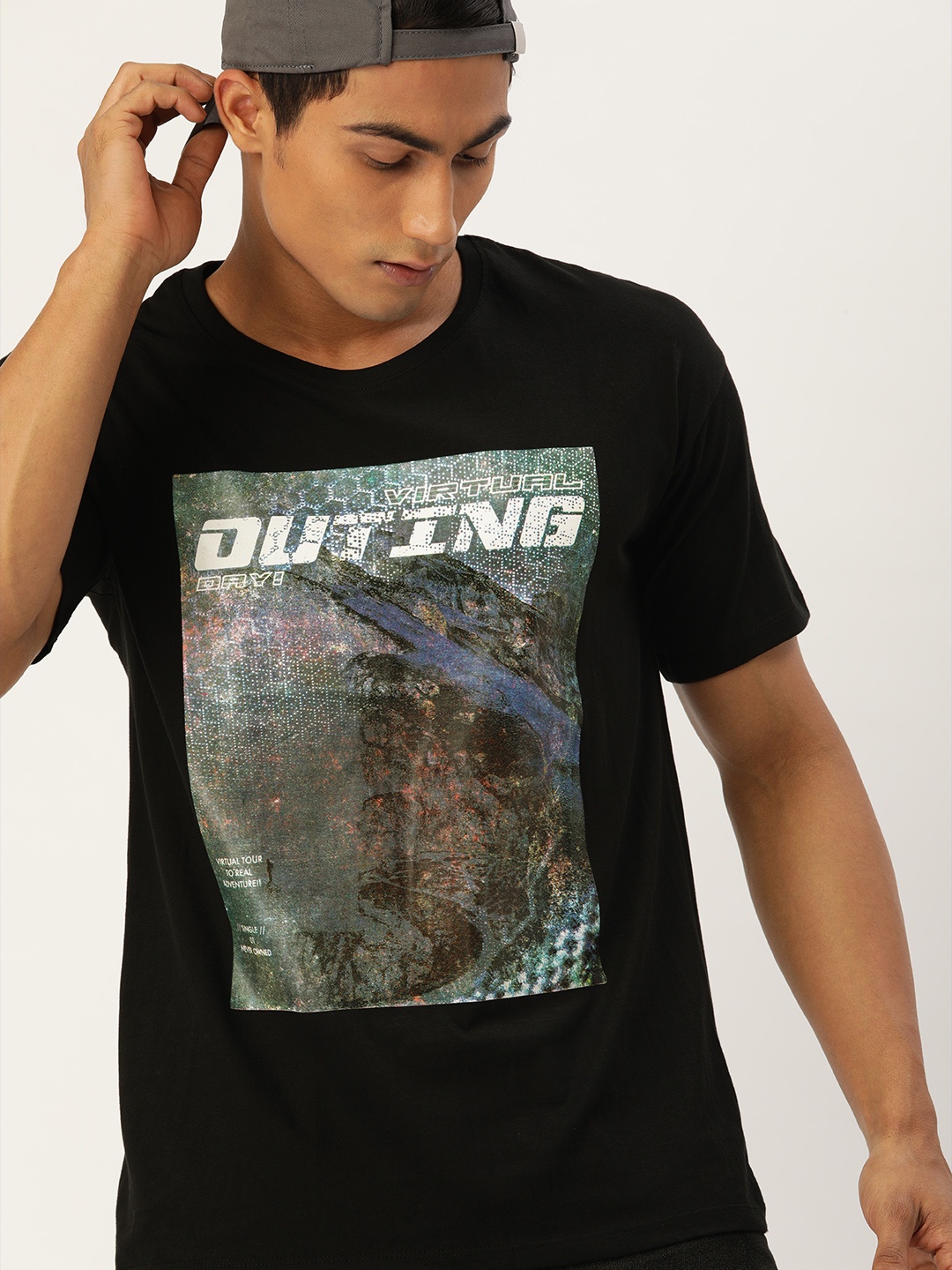 

SINGLE Men Black & Green Graphic Printed Slim Fit Pure Cotton T-shirt