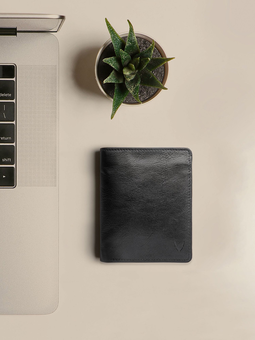 

Hidesign Men Black Leather Three Fold Wallet