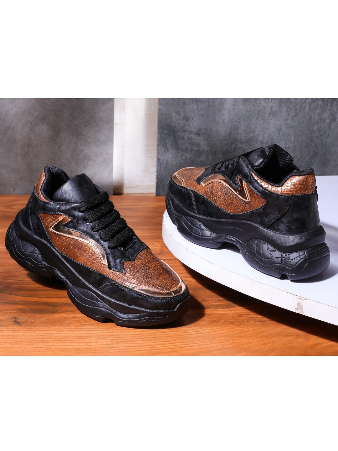

LONDON STEPS Women Black & Gold-Toned Colourblocked Sneakers