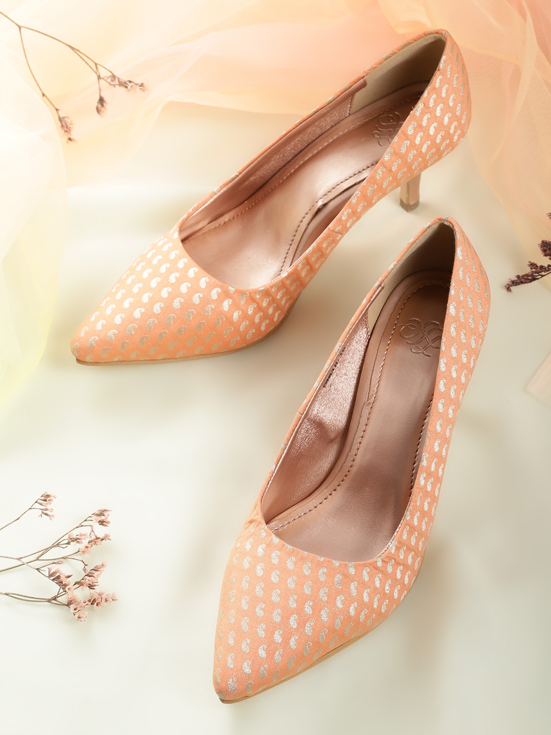 

House of Pataudi Women Peach-Coloured & Gold-Toned Paisley Handcrafted Woven Design Pumps