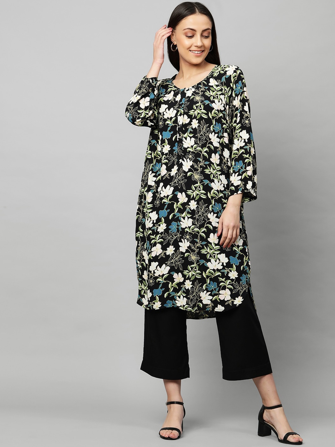 

Modern Indian by CHEMISTRY Women Black & White Printed Rayon Kurta with Trousers