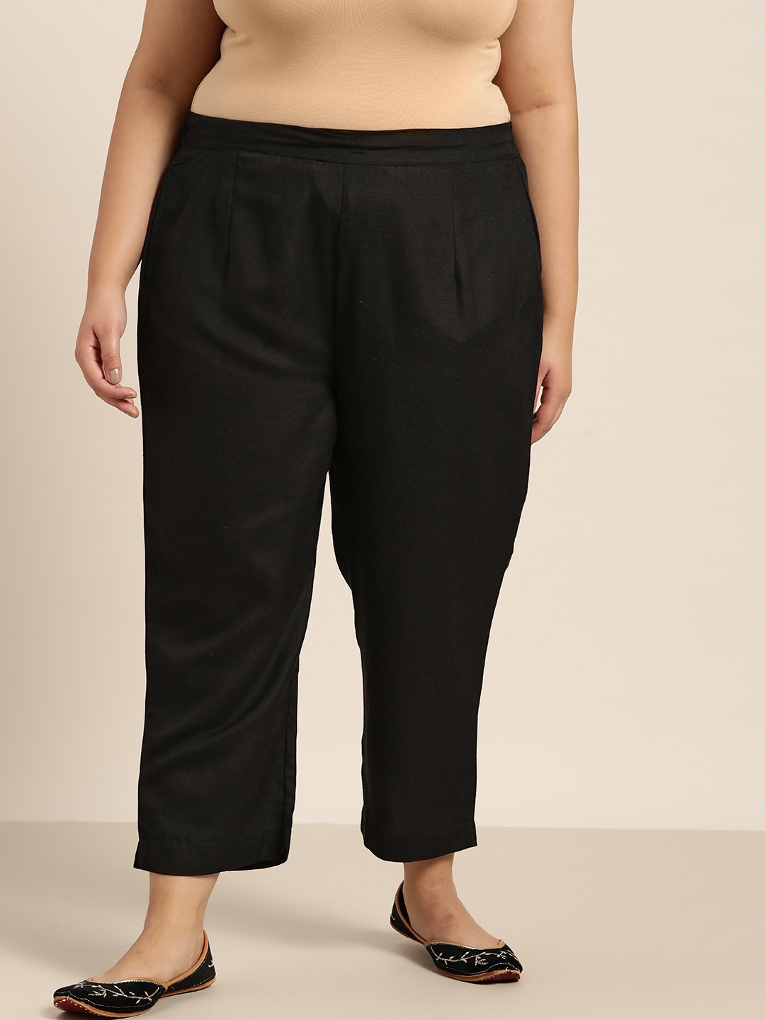 

Juniper Plus Women Black Solid Urban Slim Fit Trousers