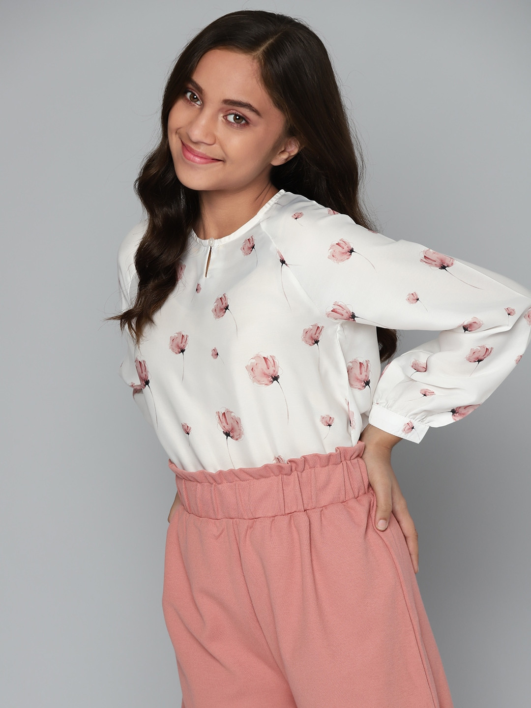 

M&H Juniors Girls White & Peach-Coloured Floral Print Satin Finish Regular Top