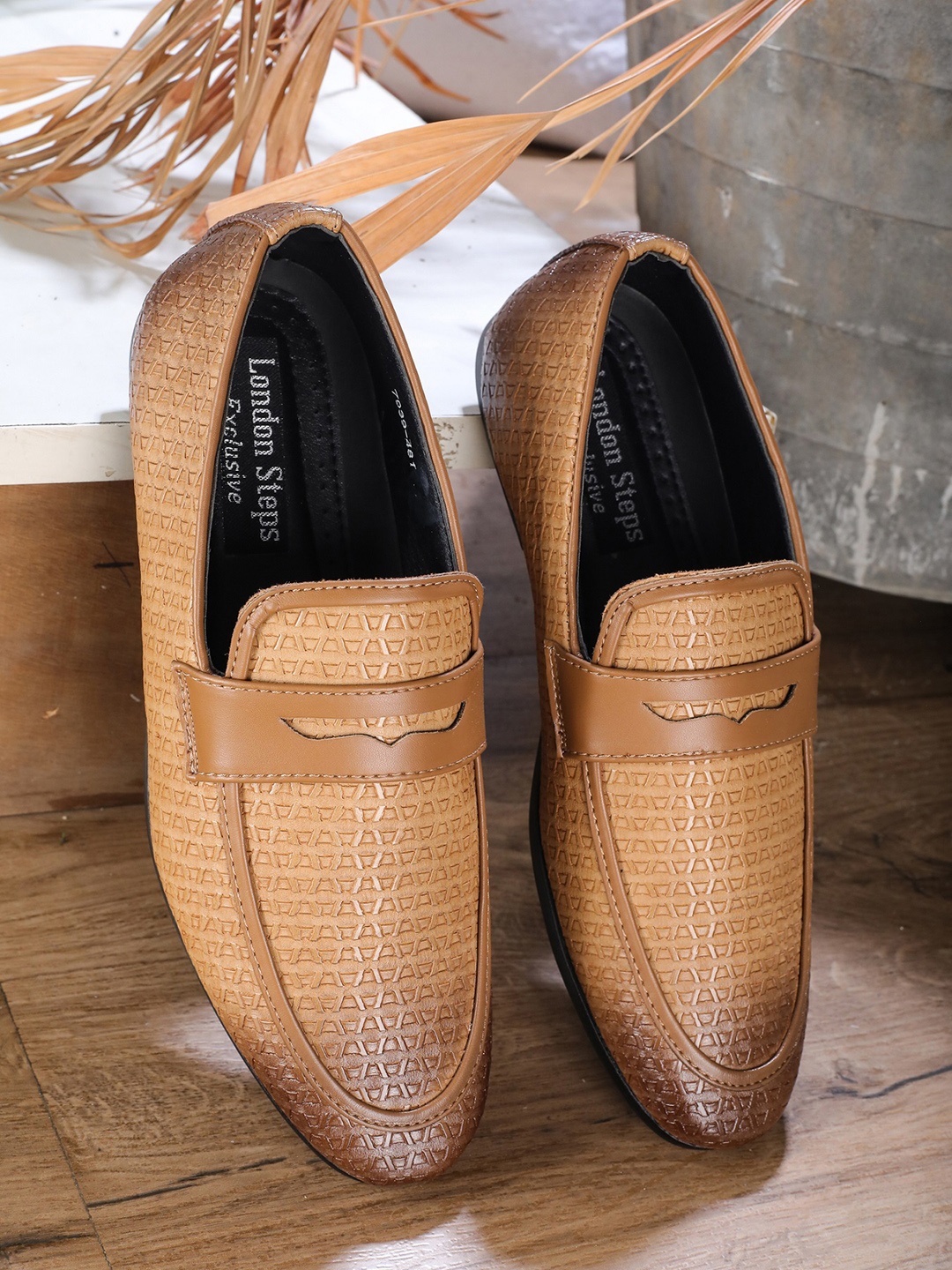 

LONDON STEPS Men Brown Woven Design Loafers