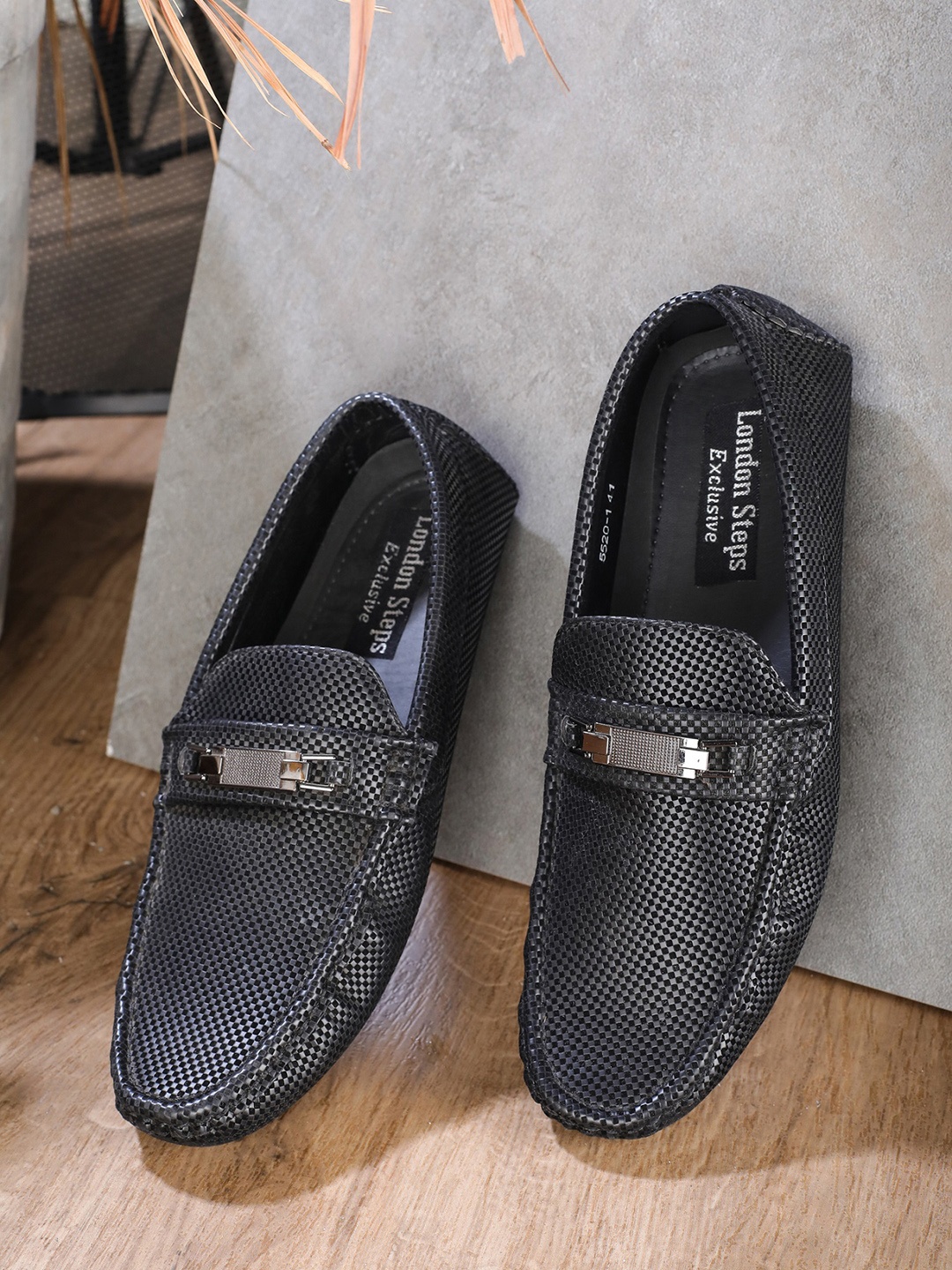 

LONDON STEPS Men Black Textured Loafers