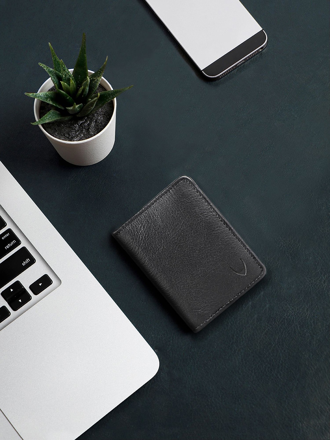 

Hidesign Men Black Textured Leather Card Holder