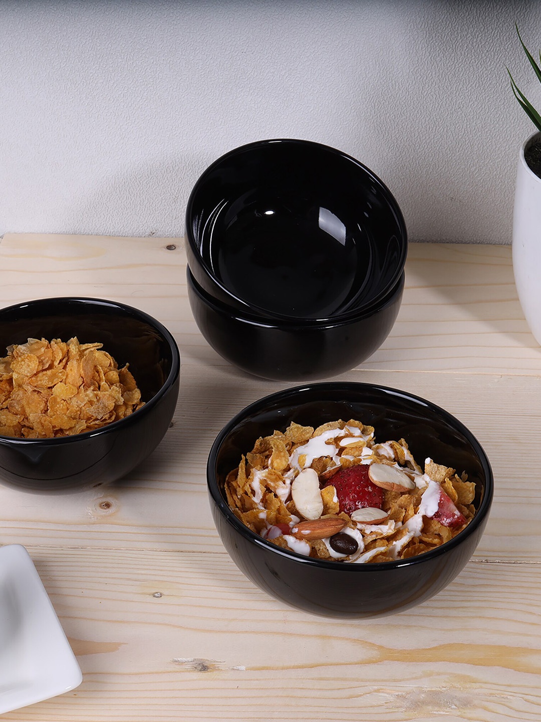 

Ariane Set Of 4 Black Solid Bowls