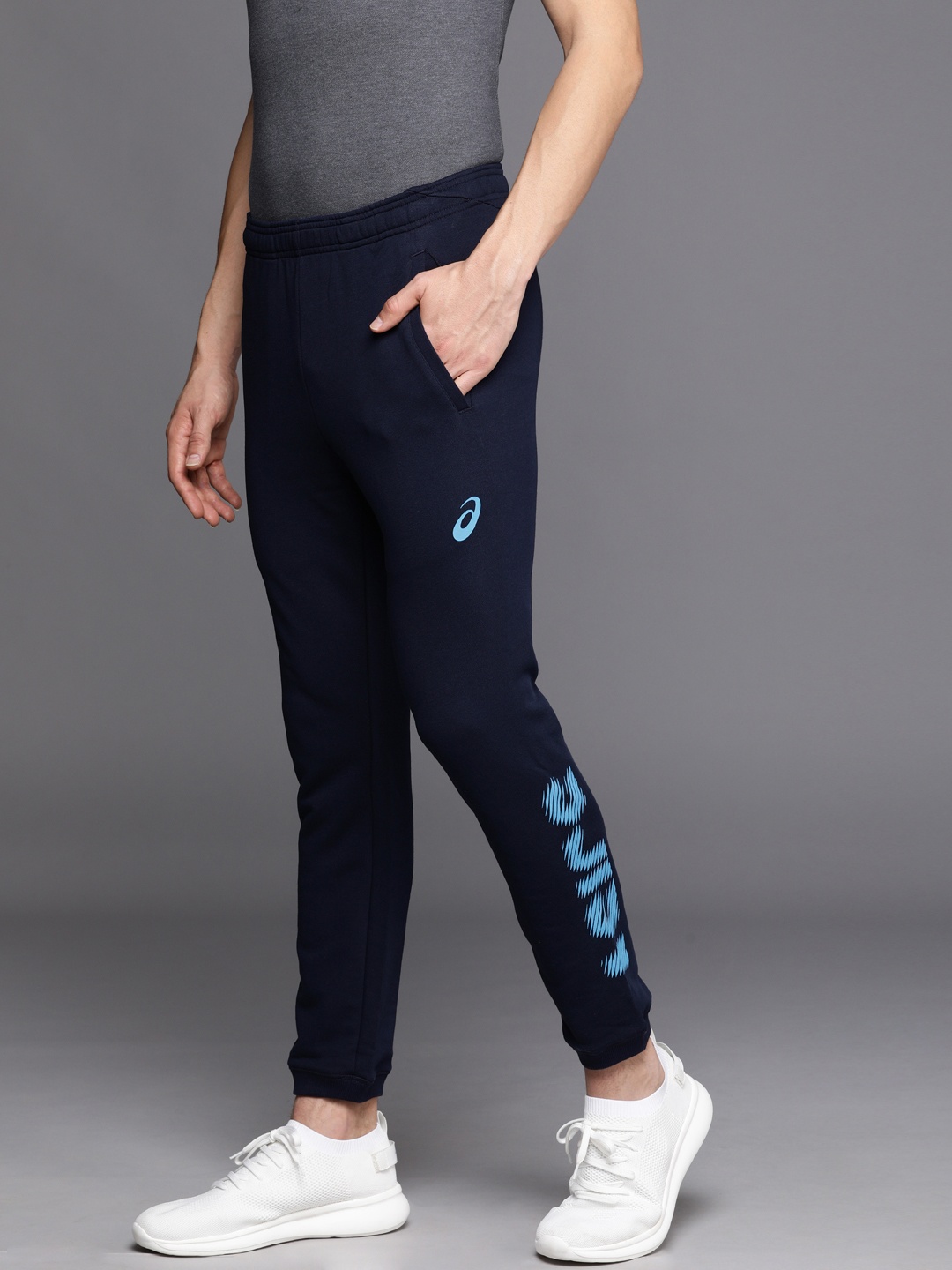 

ASICS Men Slim-Fit Regular Track Pants With Graphic Logo Print, Navy blue