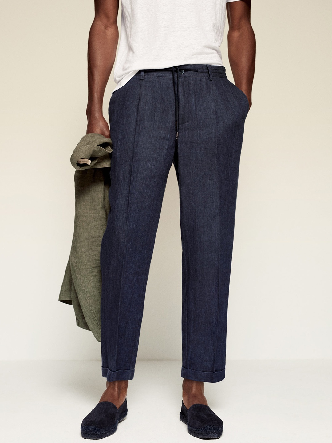 

MANGO MAN Navy Blue Pure Linen Tapered Fit Pleated Cropped Trousers