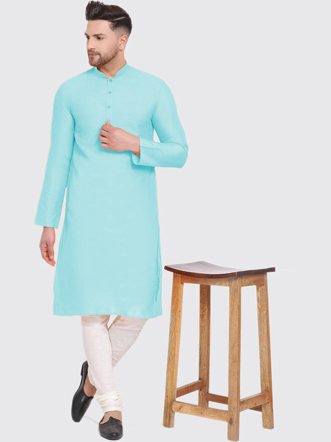 

Sanwara Men Blue Solid Mandarin Collar Kurta