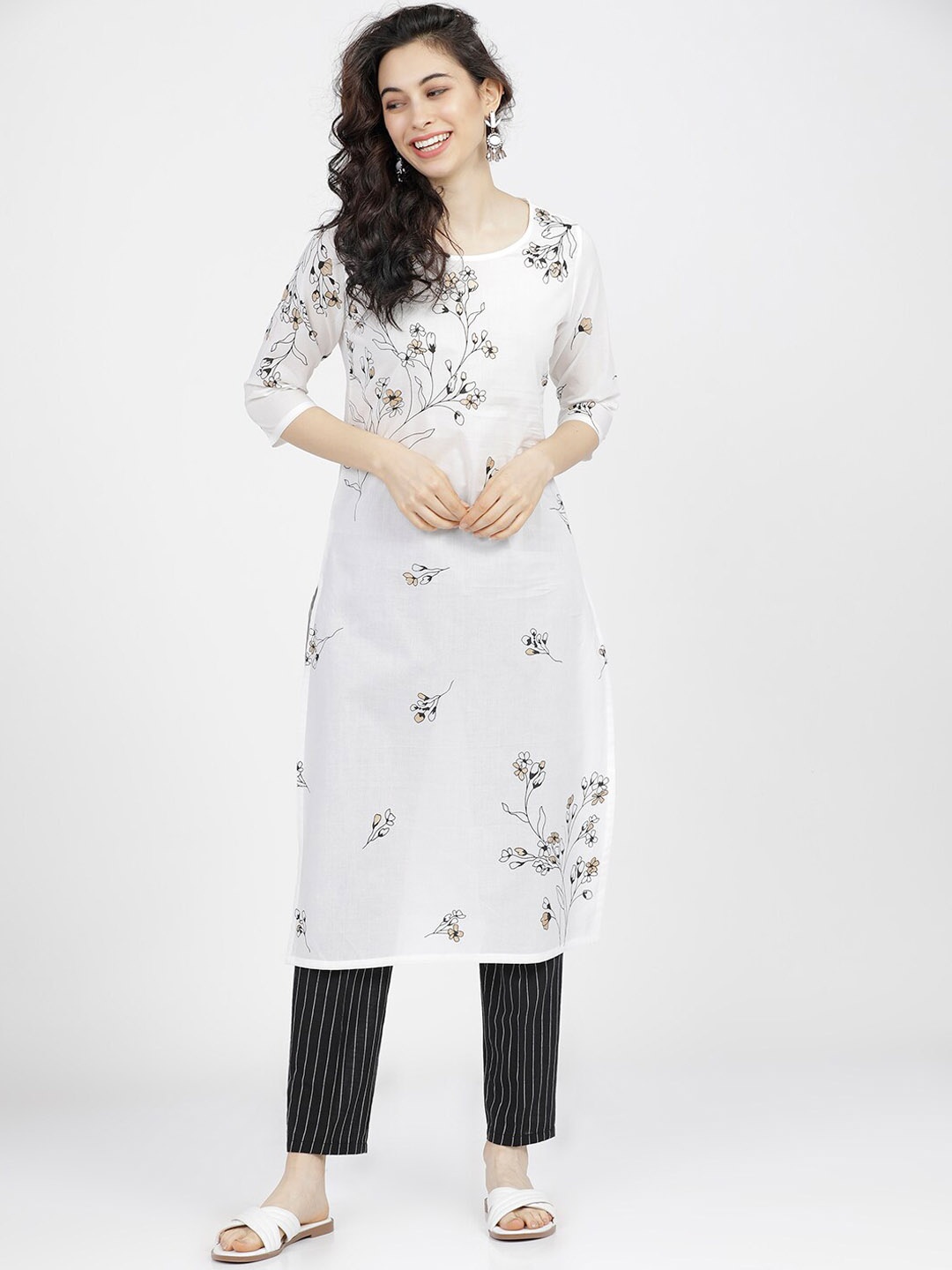 

Vishudh Women White & Black Floral Printed Kurta