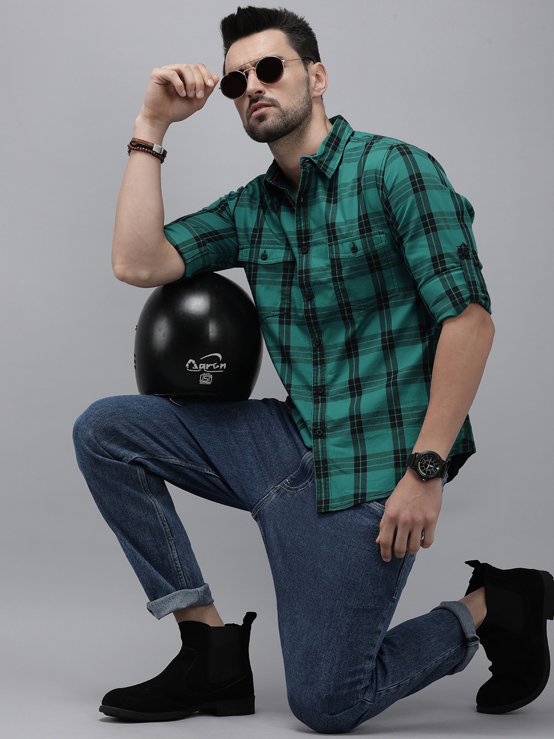 

The Roadster Lifestyle Co Men Turquoise Blue Checked Casual Shirt