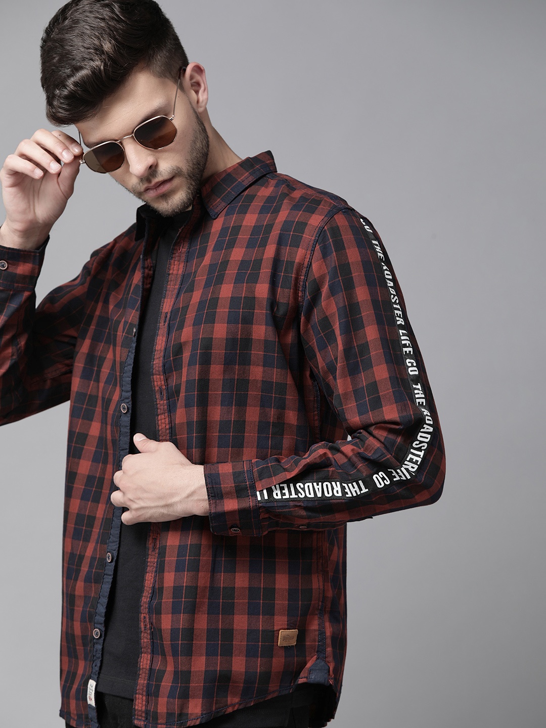 

Roadster Men Maroon & Black Pure Cotton Tartan Checks Casual Shirt with Side Taping