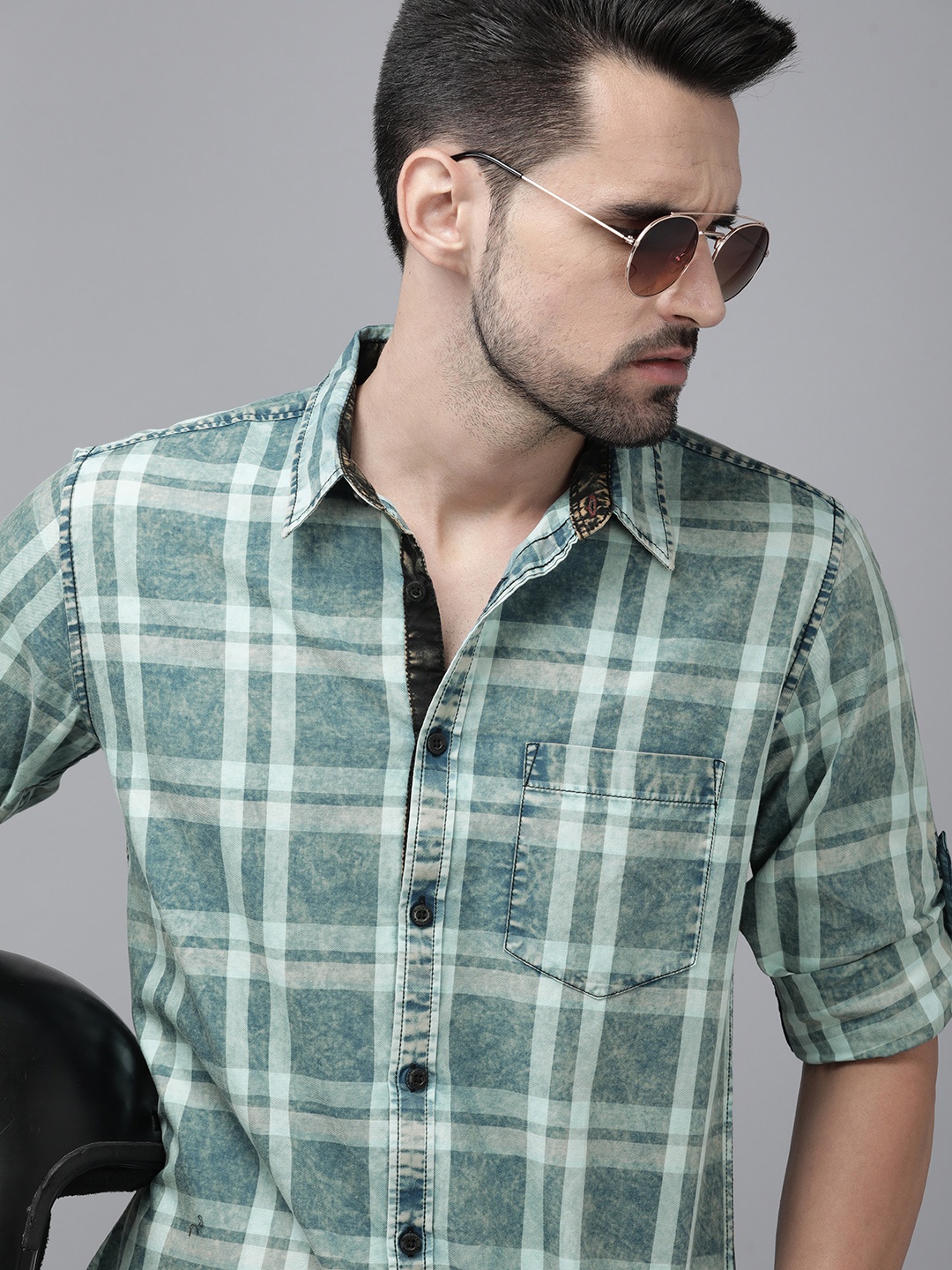 

The Roadster Lifestyle Co Men Blue Checked Pure Cotton Casual Shirt