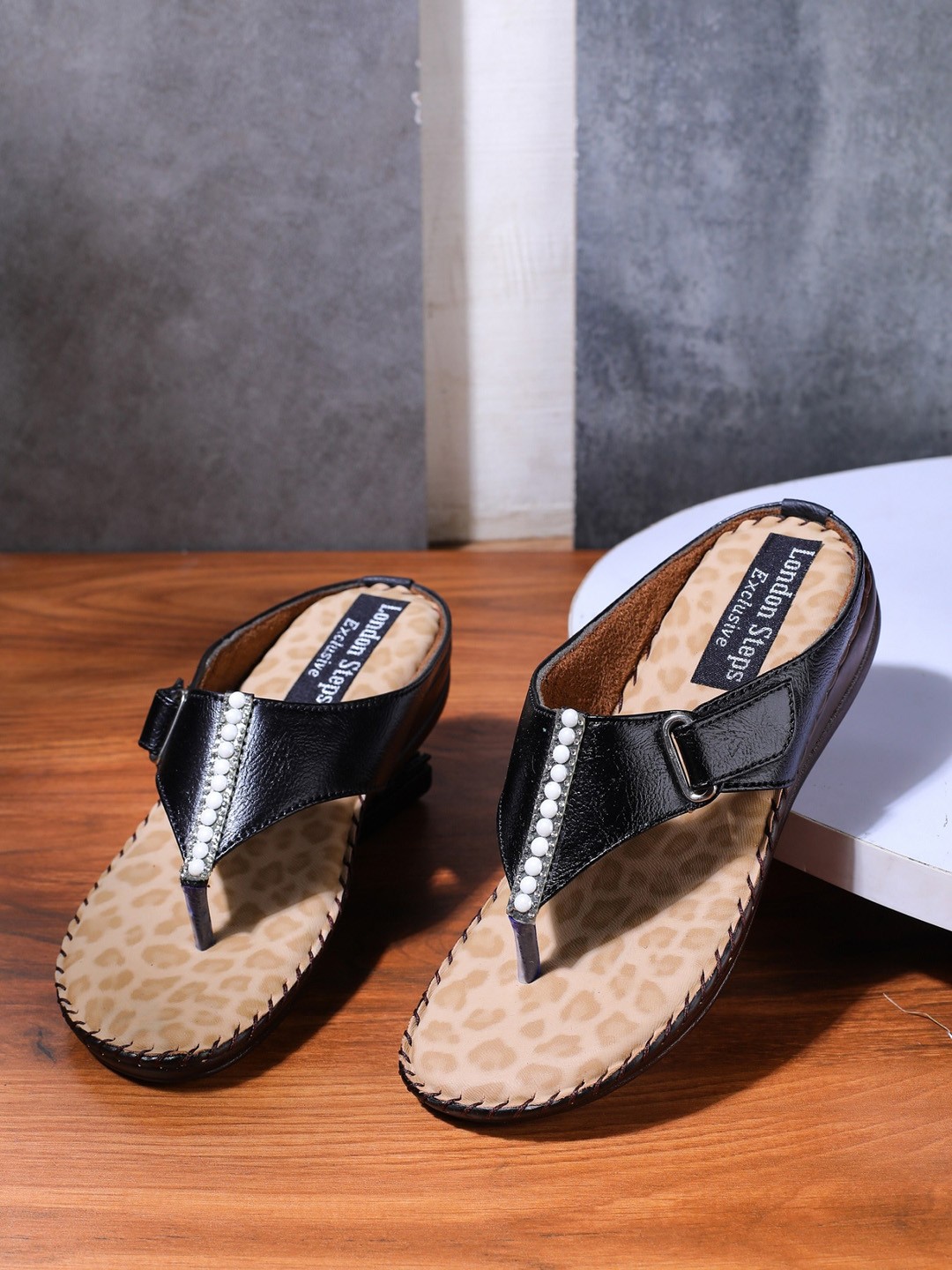 

LONDON STEPS Black Block Sandals with Buckles