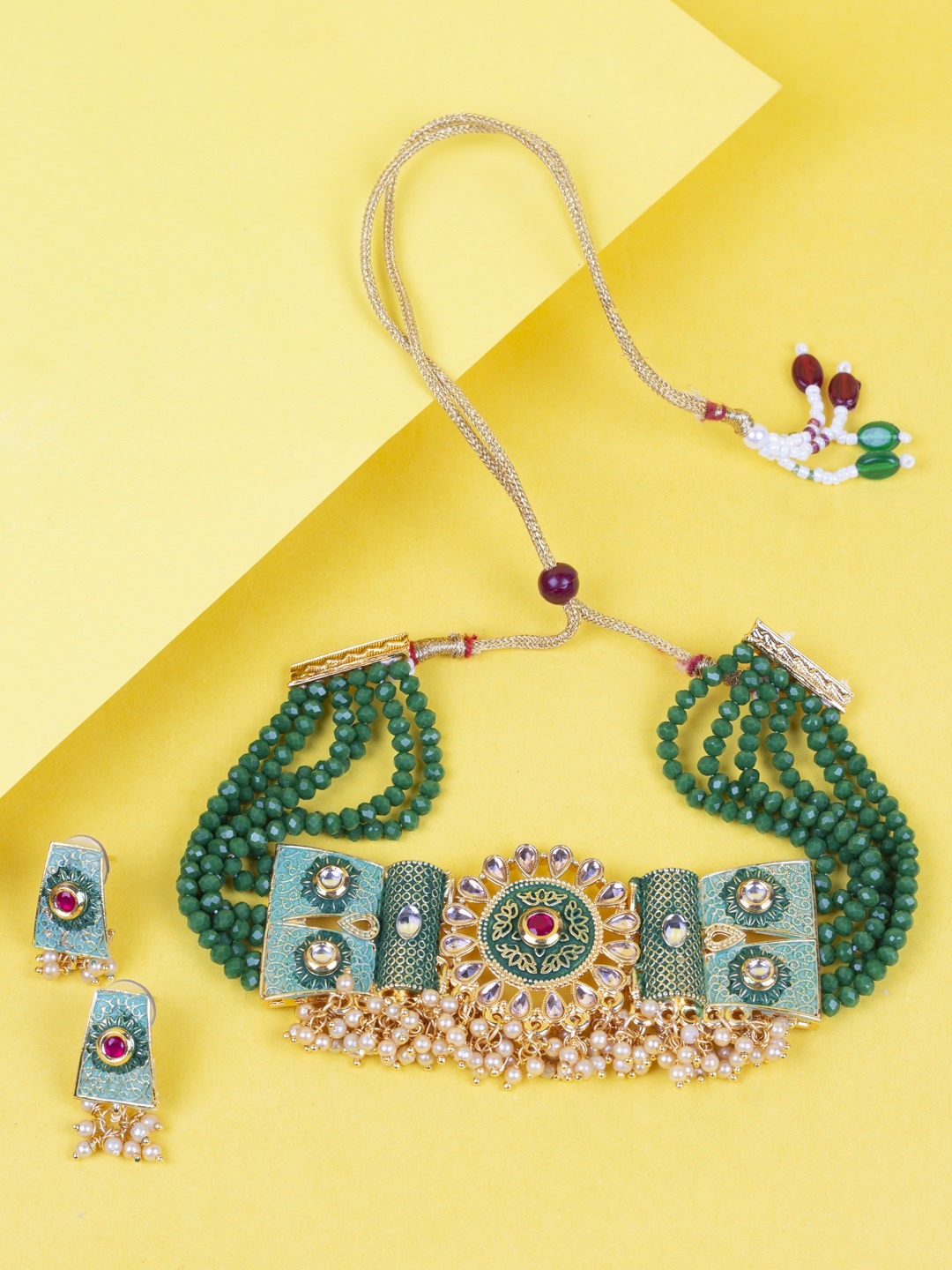 

AccessHer Green & Cream-Coloured Gold-Plated Kundan-Studded & Beaded Jewellery Set