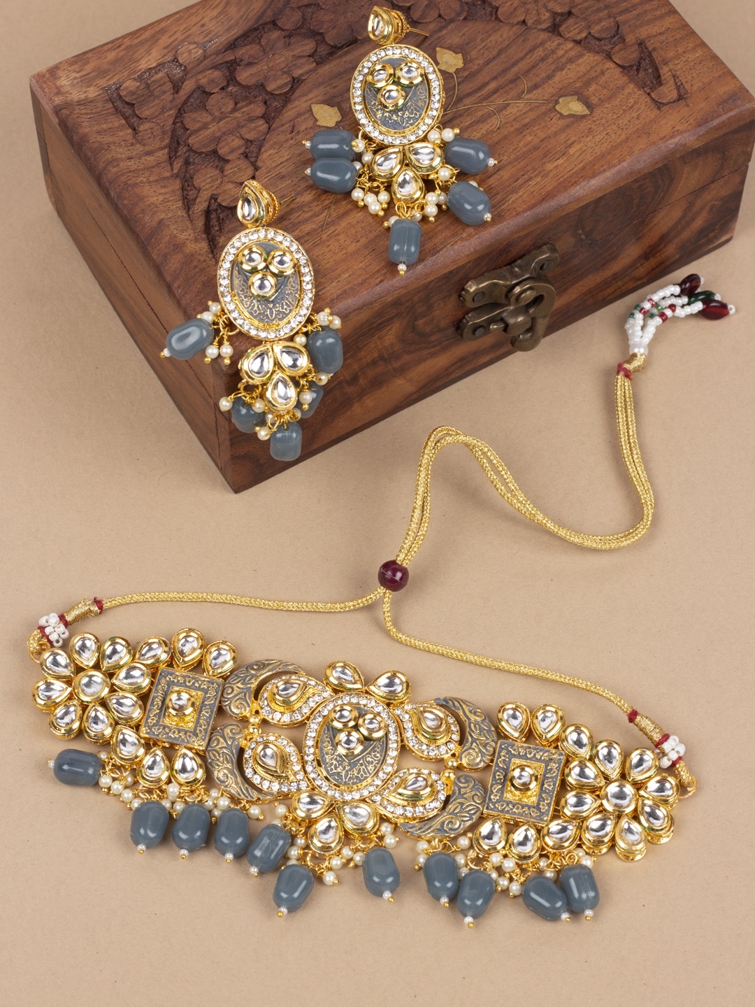 

AccessHer Grey & White Gold-Plated Kundan-Studded & Beaded Jewellery Set