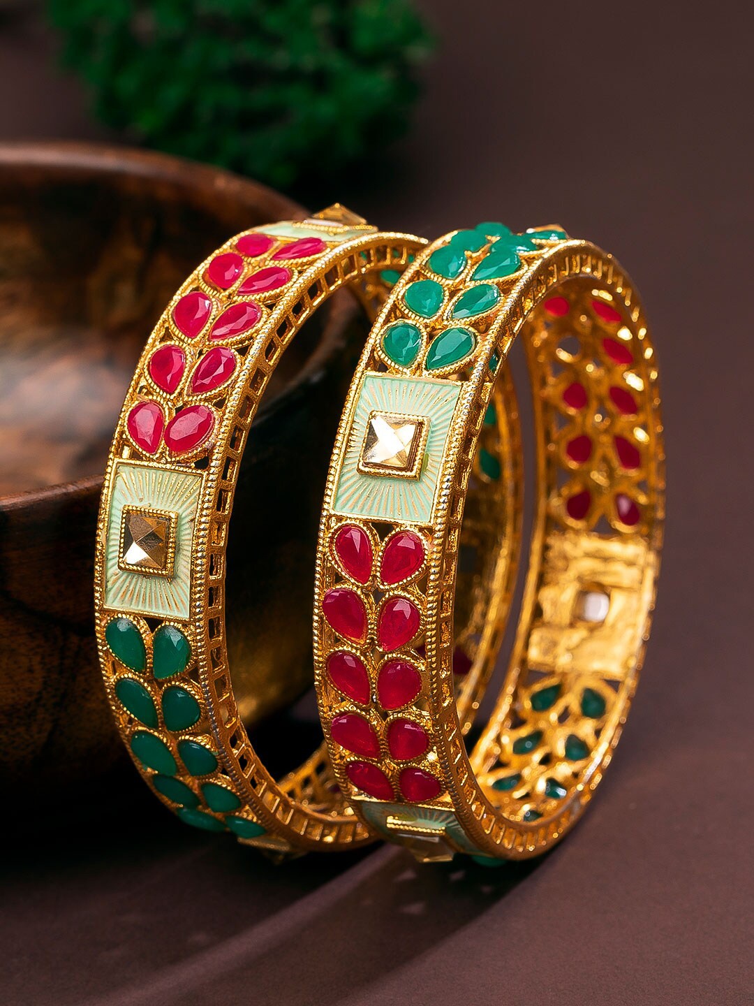 

Sukkhi Splendid Women Kempu Stone Gold Plated Set of 2 Bangle For Women