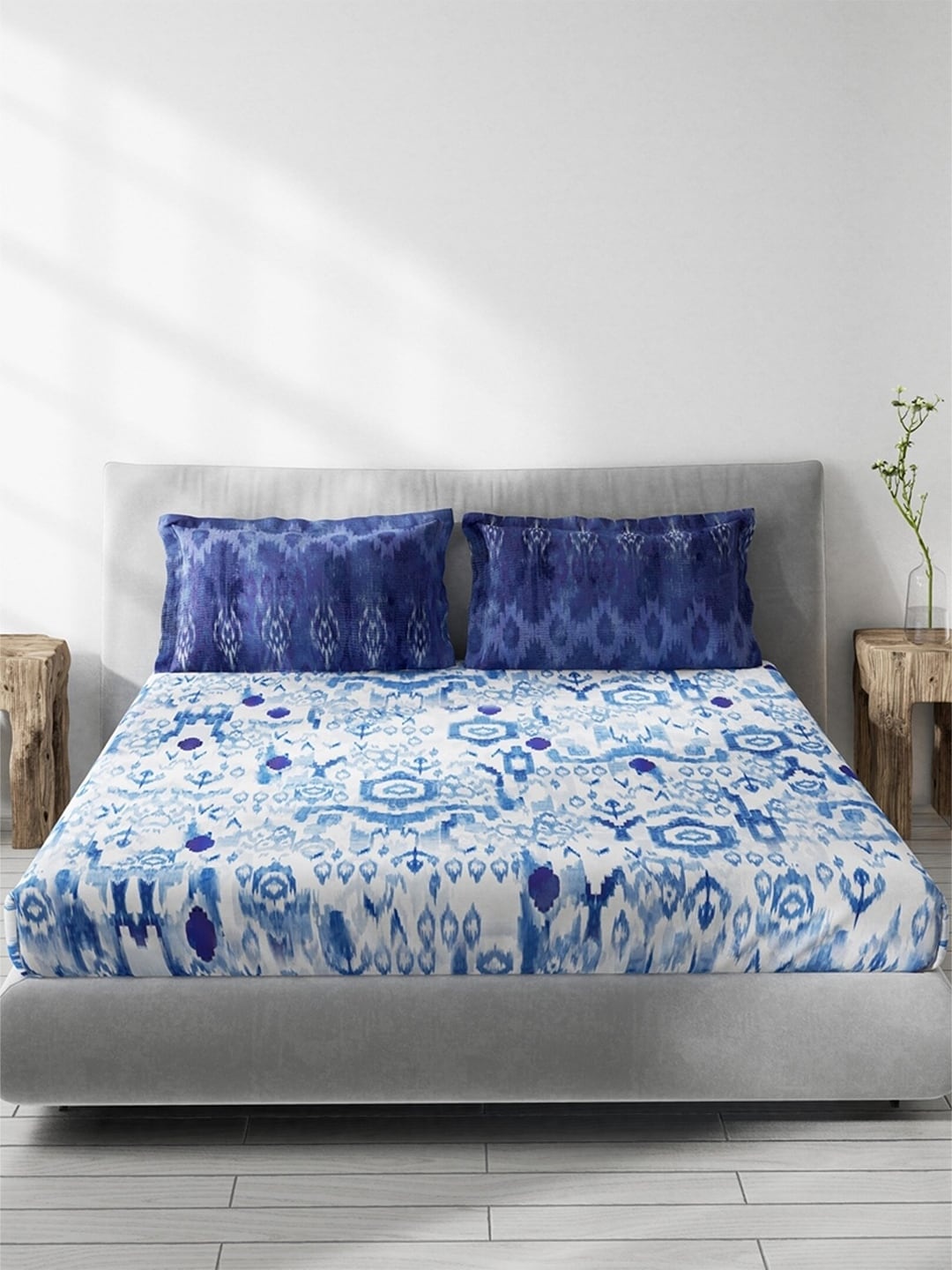 

DDecor Blue & White 130 TC Queen Bedsheet with 2 Pillow Covers