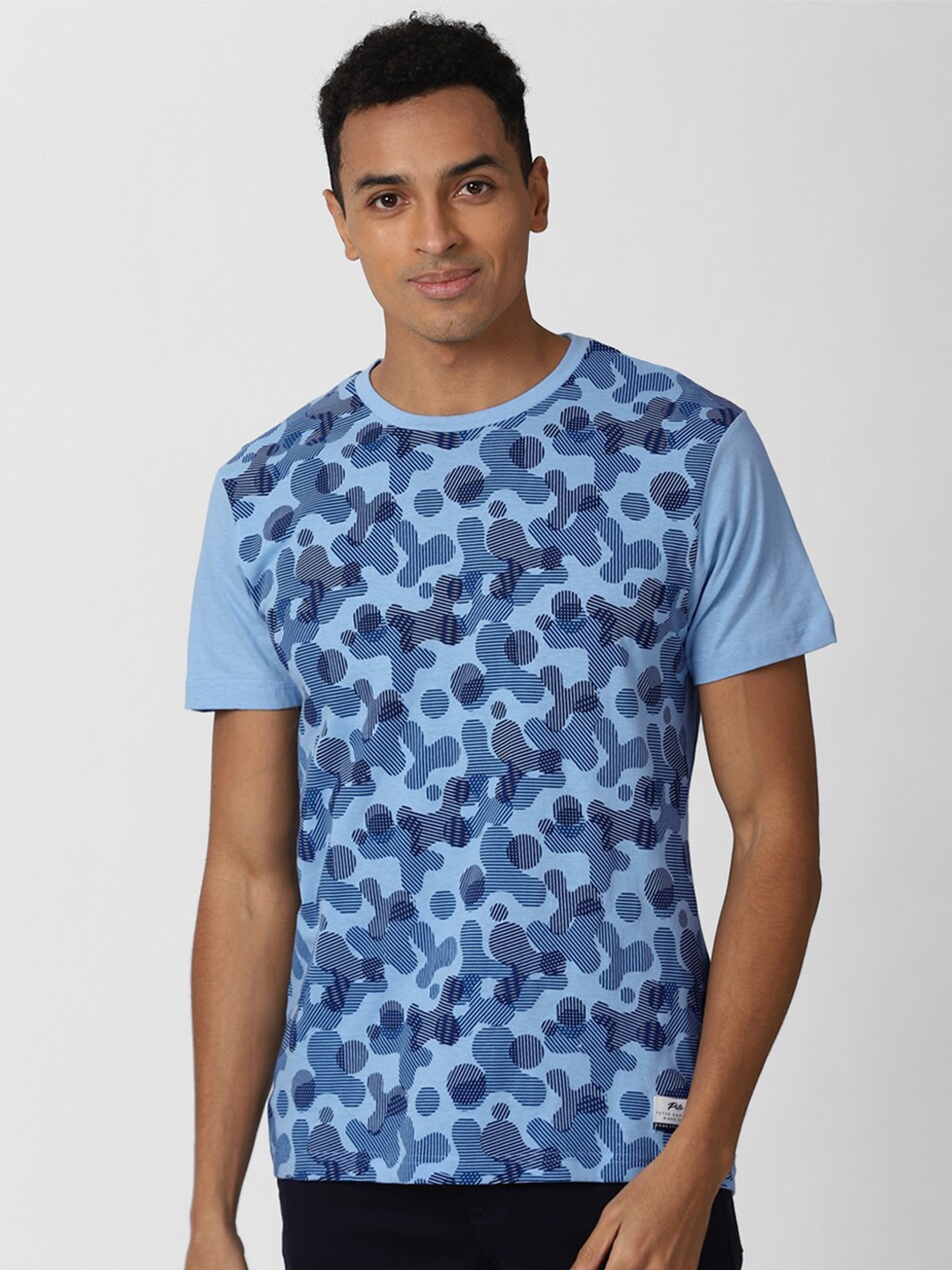 

Peter England Casuals Men Blue Pure Cotton Abstract Printed Slim Fit Pure Cotton T-shirt
