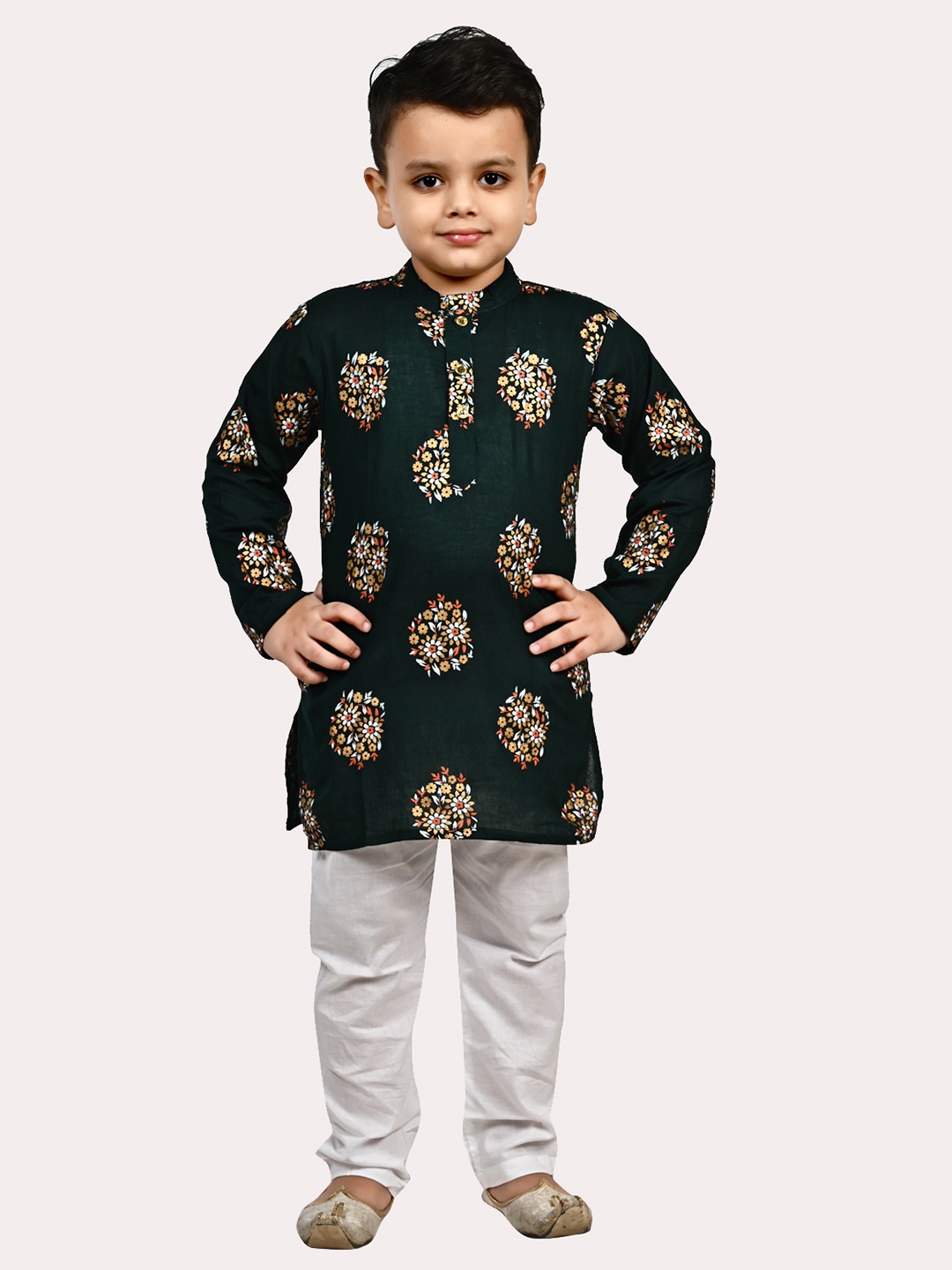 

Superminis Boys Green & White Pure Cotton Gold Foil Printed Kurta Pyjama Set