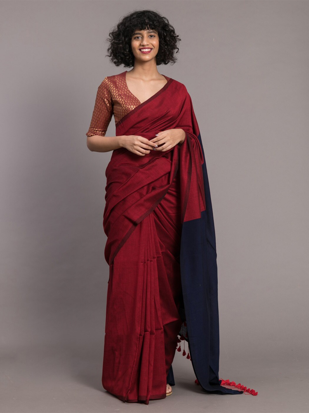 

Suta Red & Navy Blue Colourblocked Saree