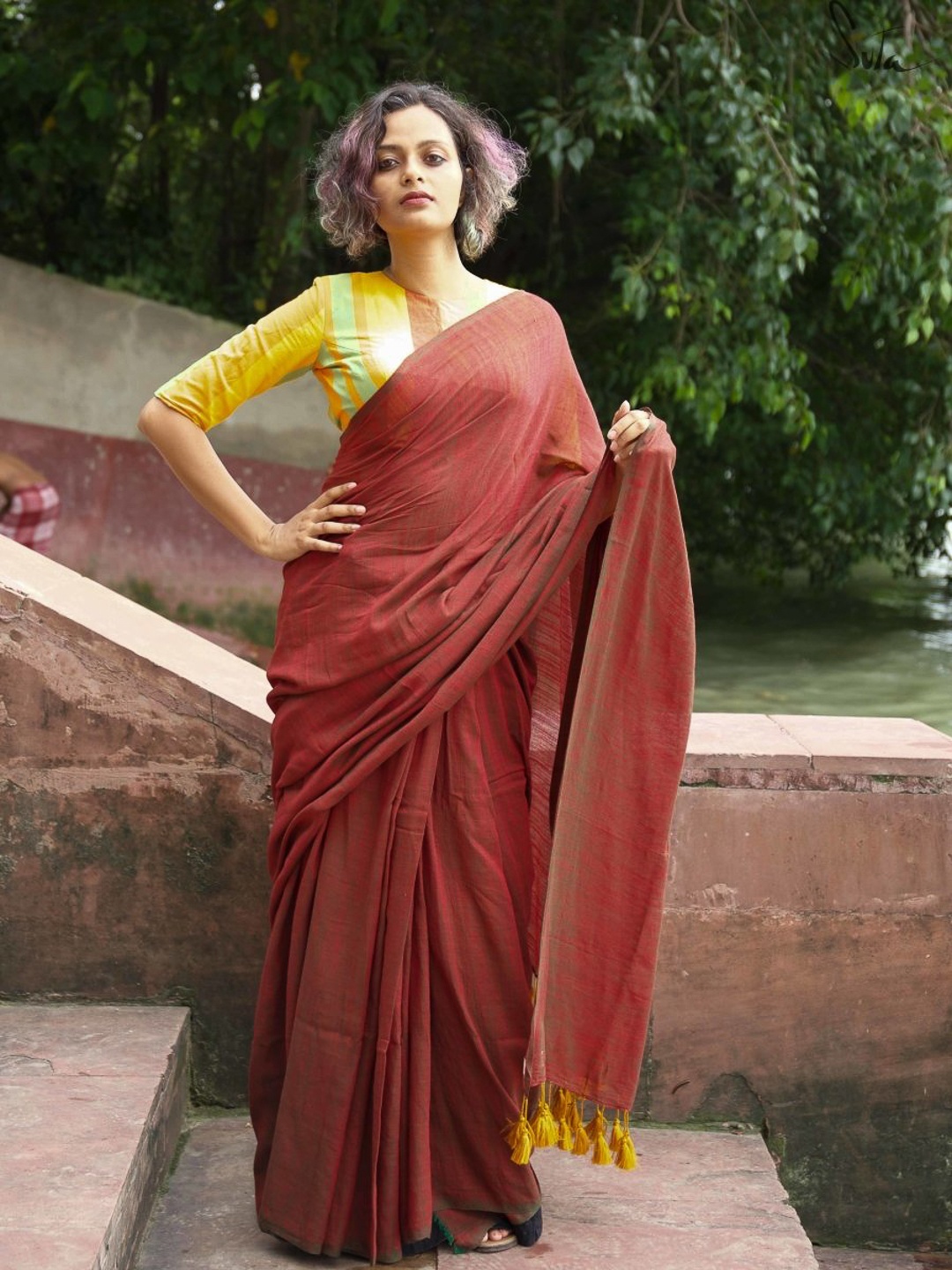 

Suta Maroon Solid Cotton Blend Saree