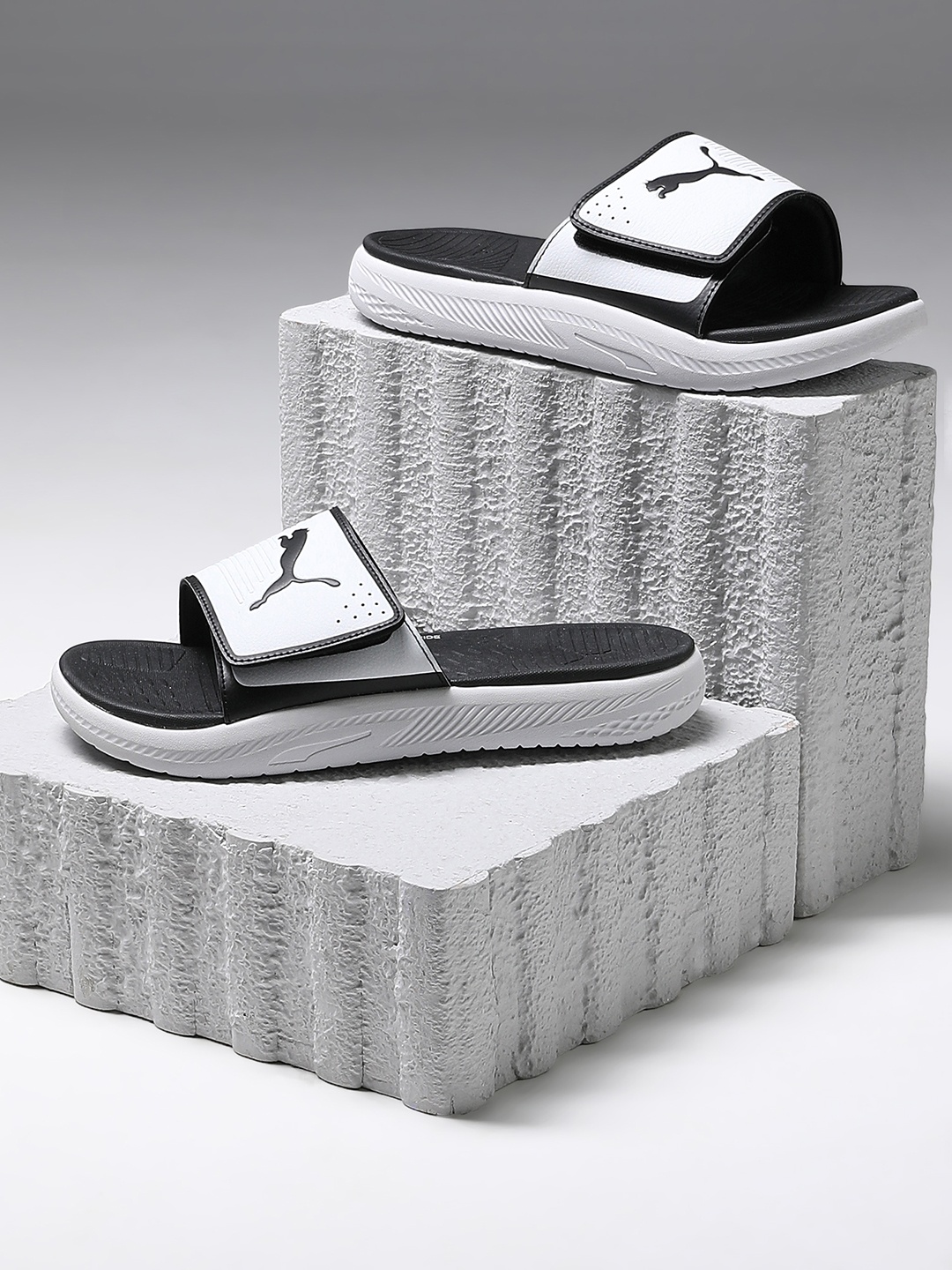 

Puma Men White & Black Colourblocked Softride Sliders