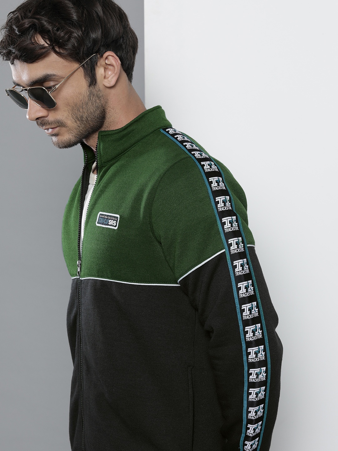 

The Indian Garage Co Men Black & Green Colourblocked Sweatshirt